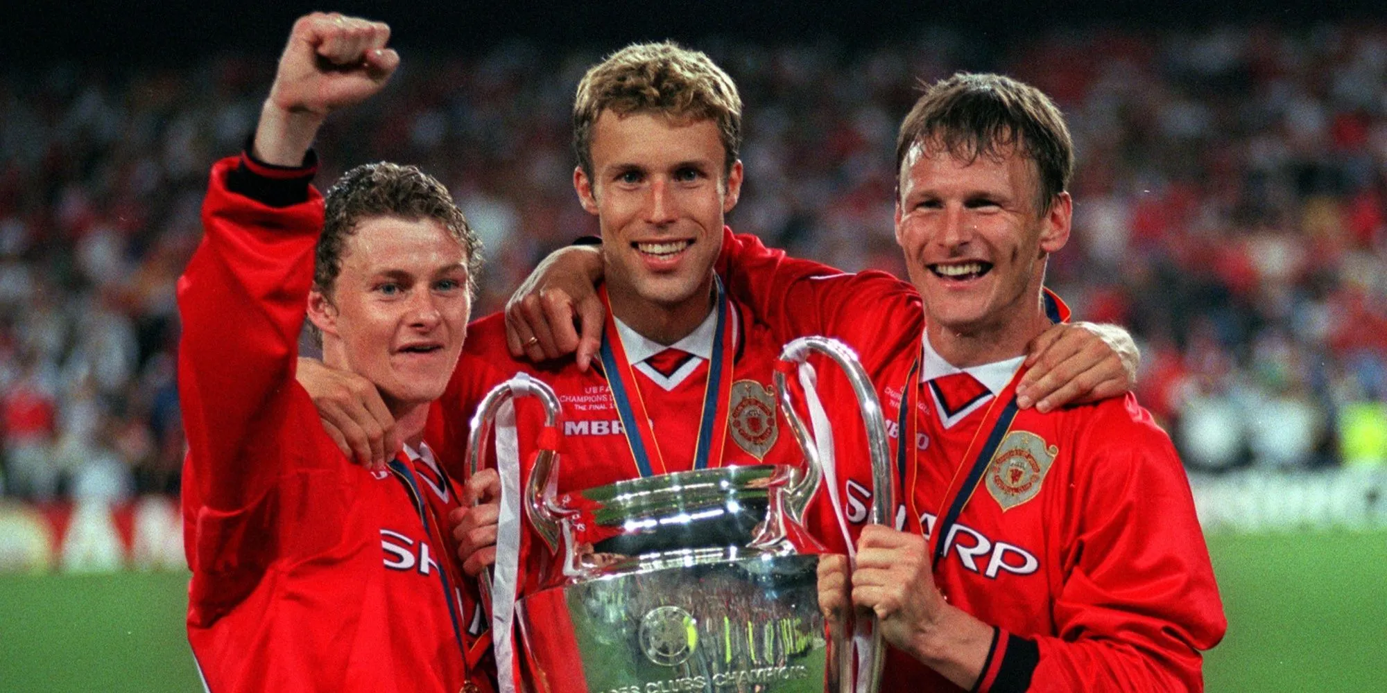 Các cầu thủ Manchester United ăn mừng cú ăn ba lịch sử năm 1999