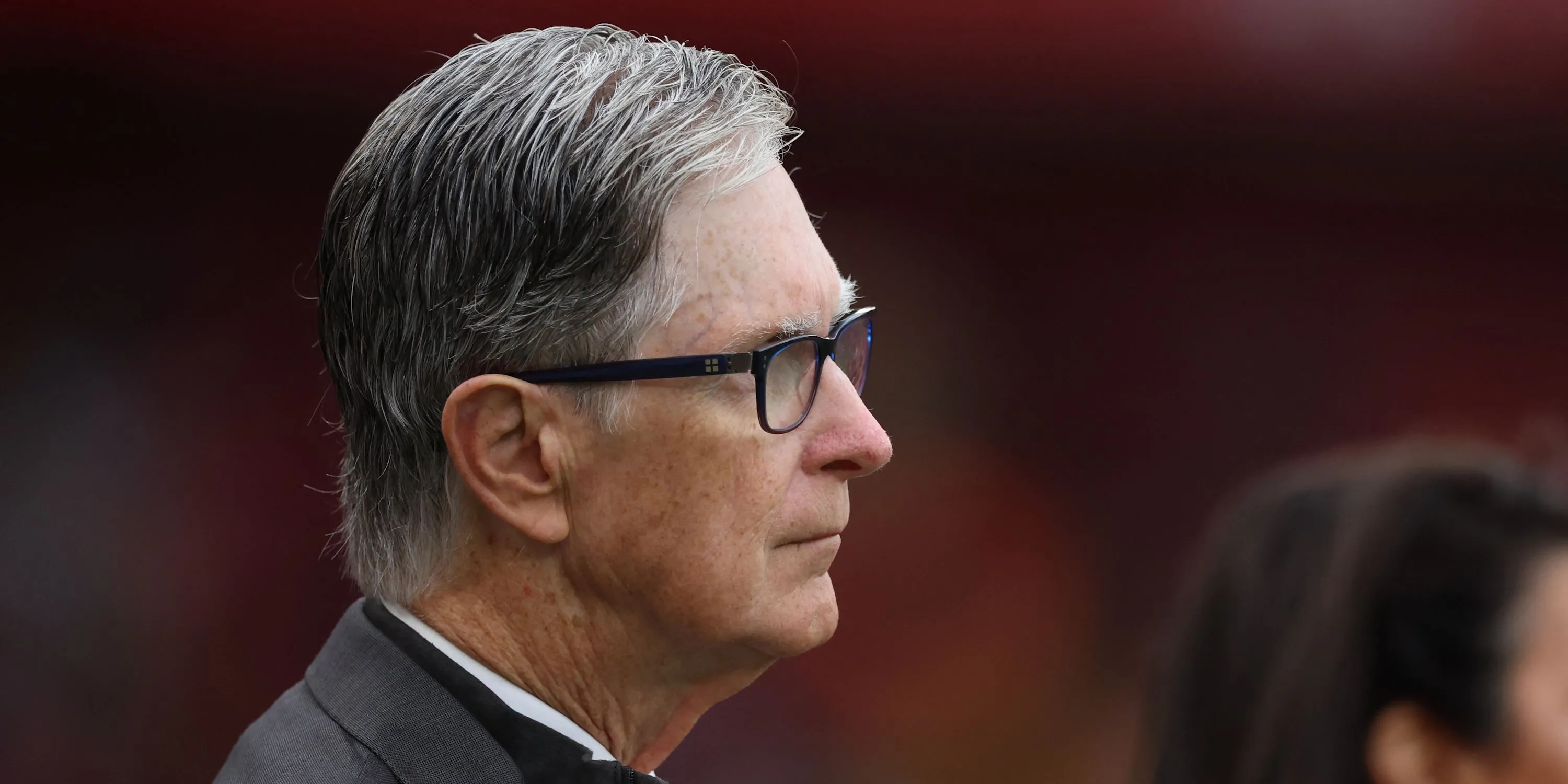 Chủ sở hữu Liverpool John W. Henry trên khán đài trước trận đấu