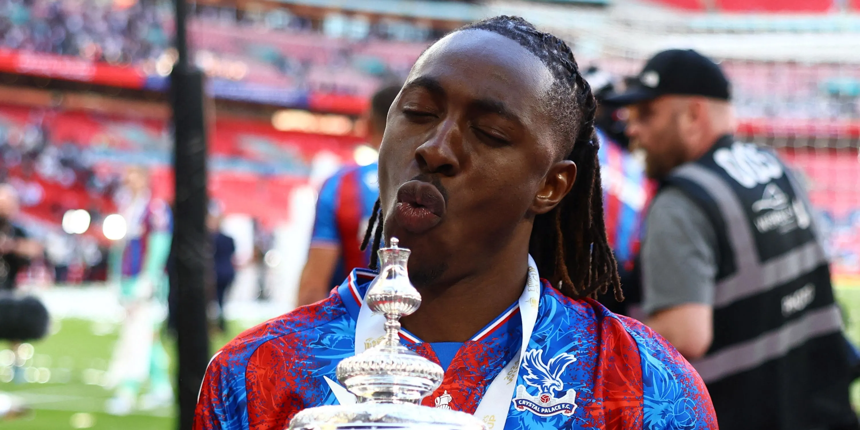 Eberechi Eze ăn mừng sau khi ghi bàn quyết định giúp Crystal Palace lần đầu vô địch cúp FA.