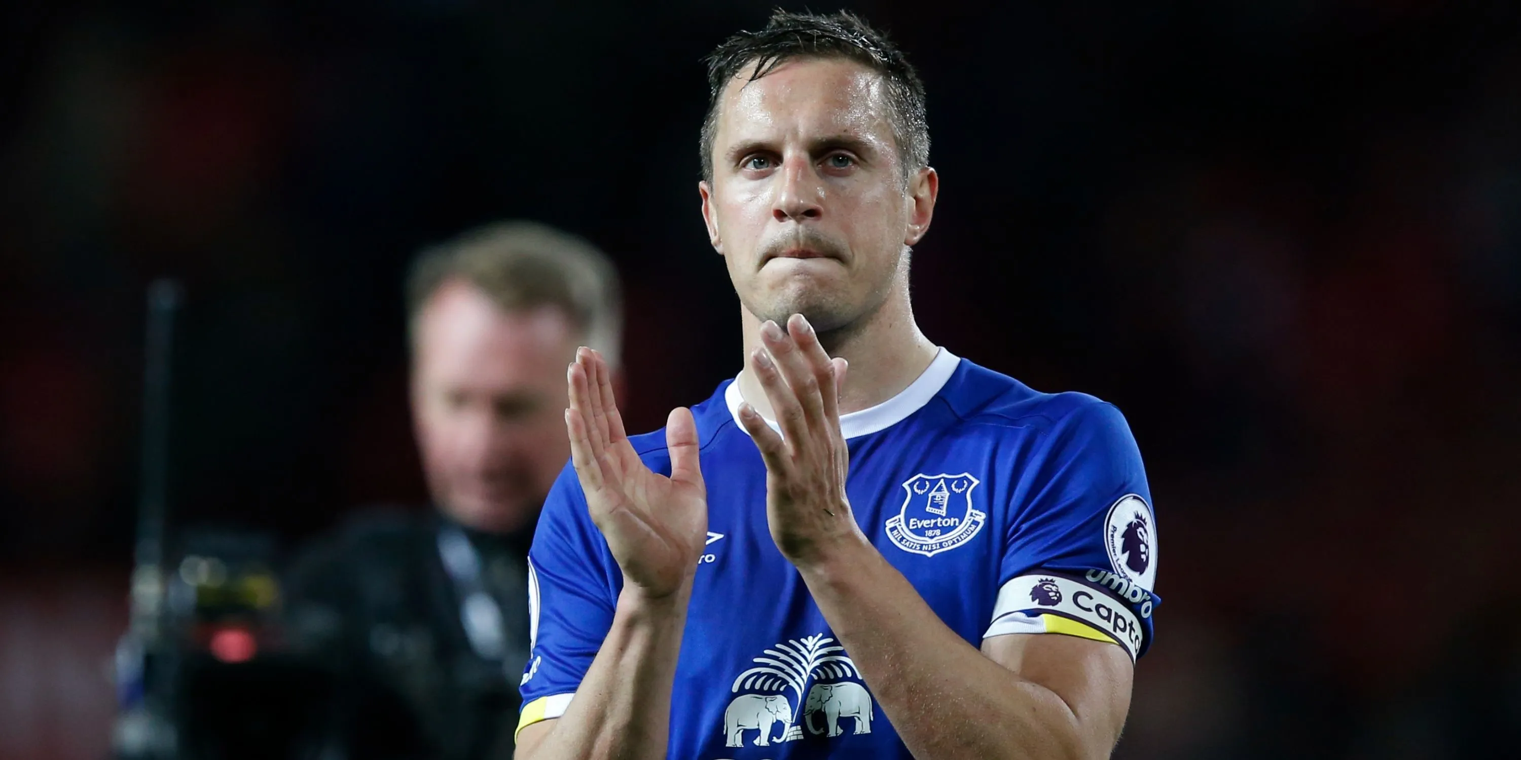Hậu vệ Phil Jagielka trong màu áo Everton, cầu thủ nổi tiếng với cả những siêu phẩm và bàn phản lưới nhà tại Premier League