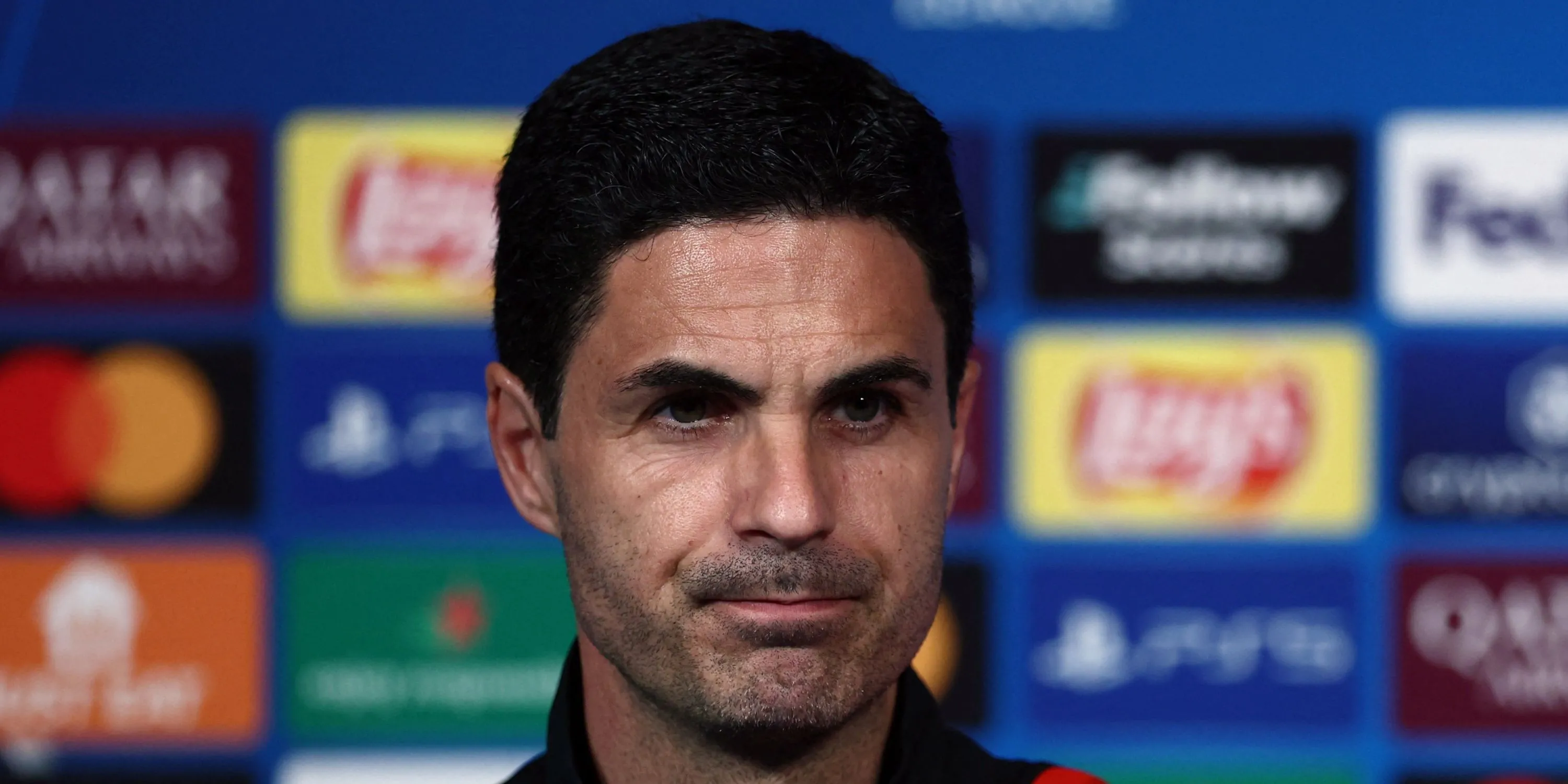 HLV Mikel Arteta của Arsenal theo dõi trận đấu tại Premier League