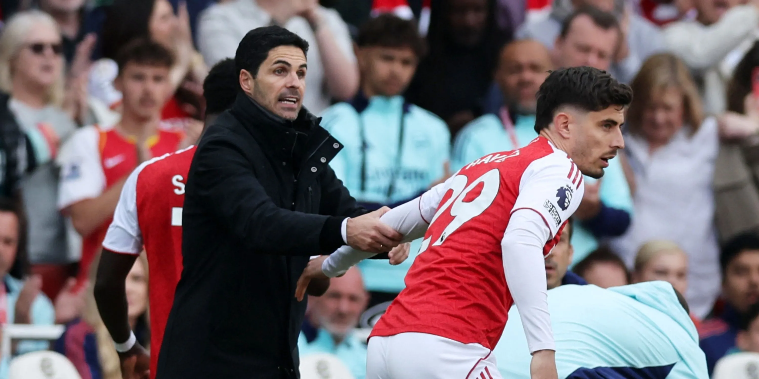 HLV Mikel Arteta và Kai Havertz trên sân tập của Arsenal