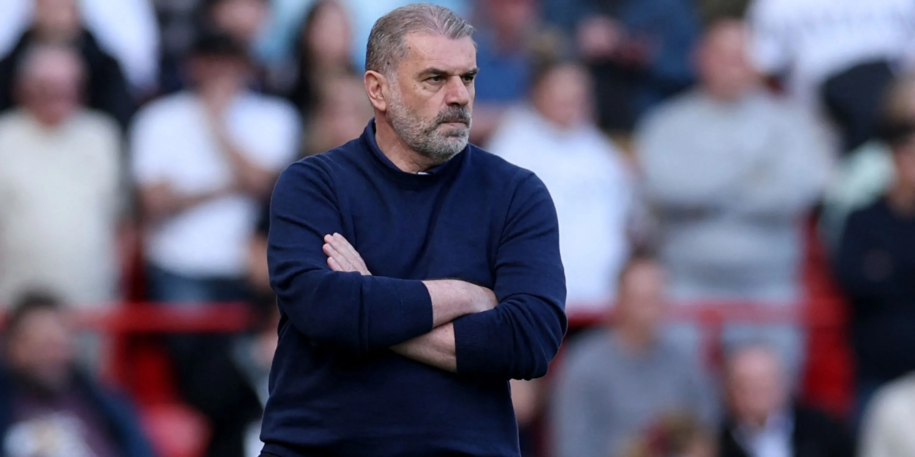 Huấn luyện viên trưởng Tottenham Hotspur Ange Postecoglou theo dõi trận đấu