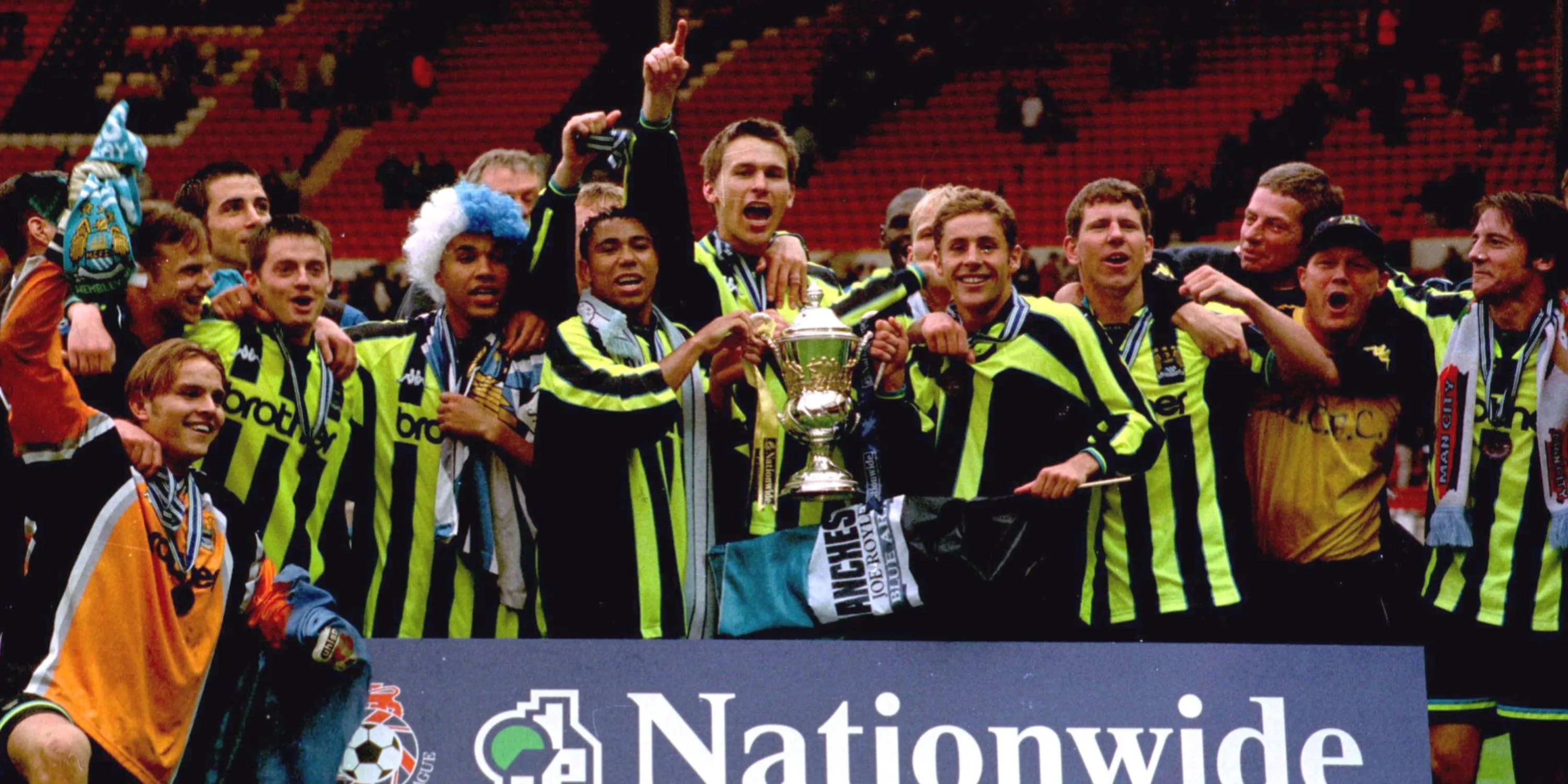 Manchester City ăn mừng chiến thắng trận chung kết Play-off Hạng Nhì năm 1999