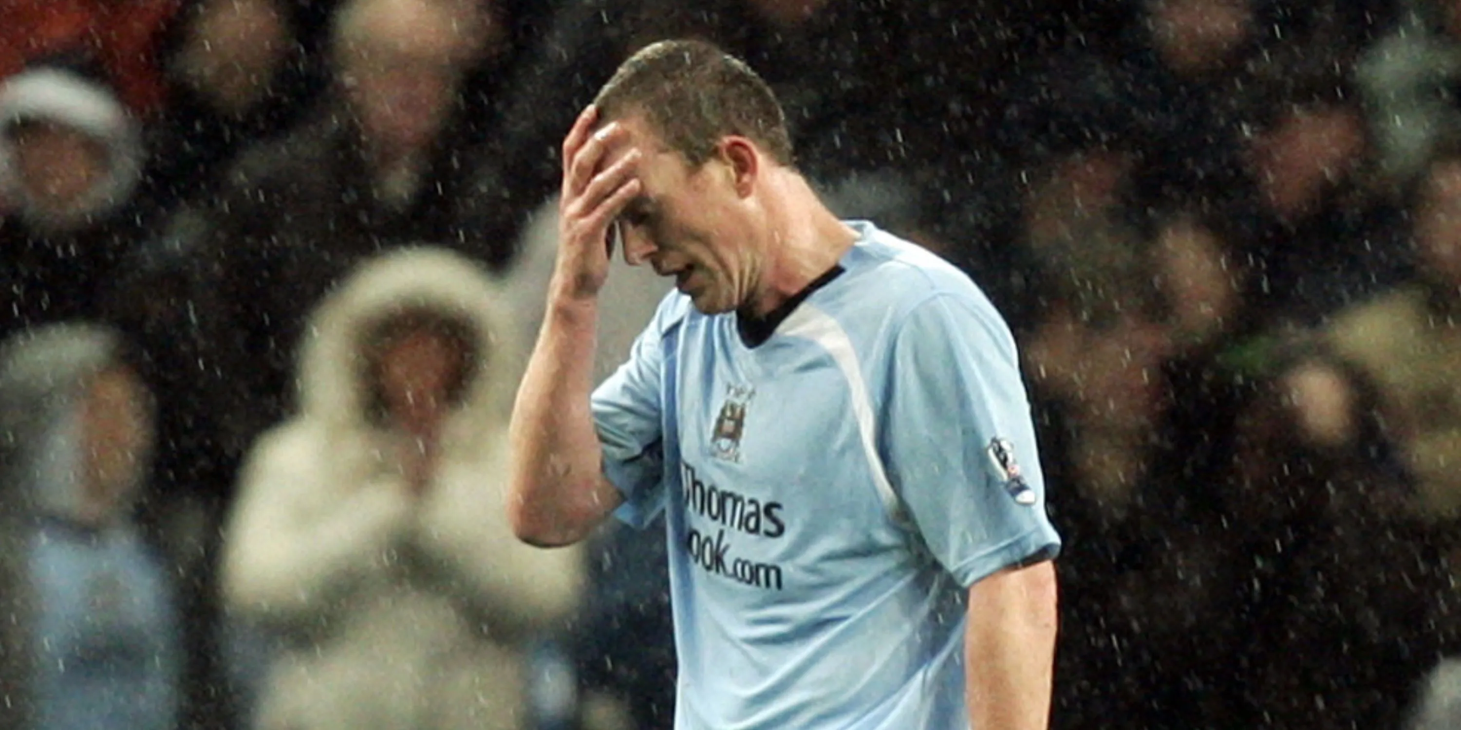 Richard Dunne, cầu thủ nắm giữ kỷ lục buồn với 10 bàn phản lưới nhà trong sự nghiệp, chủ yếu tại Premier League