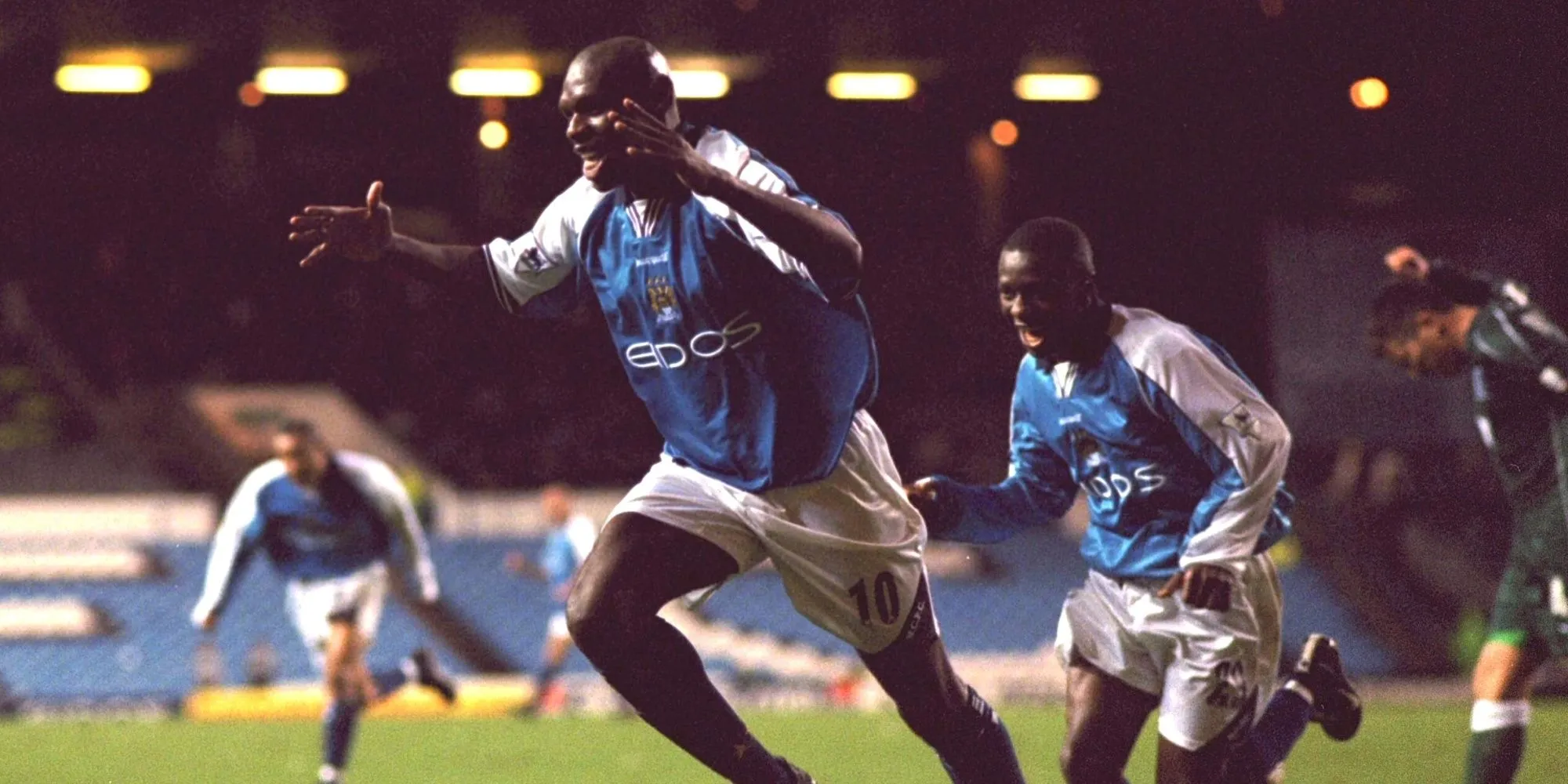 Shaun Goater của Manchester City ăn mừng bàn thắng lịch sử