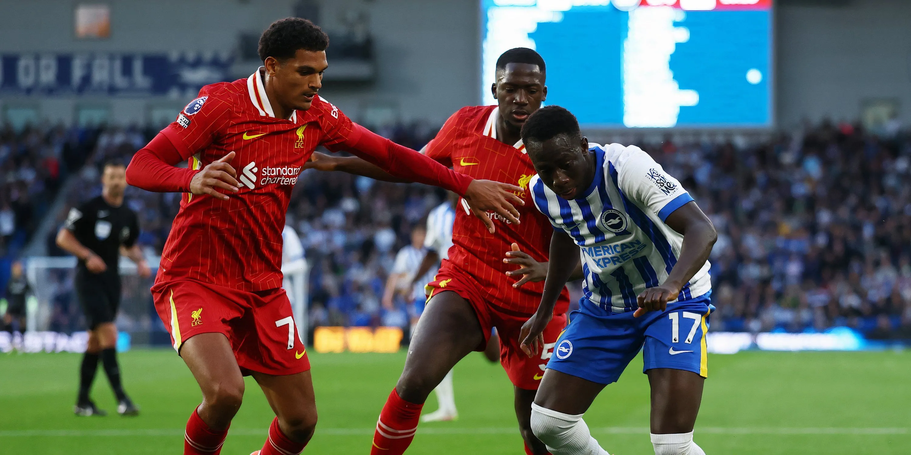 Trung vệ Jarell Quansah và Ibrahima Konate của Liverpool