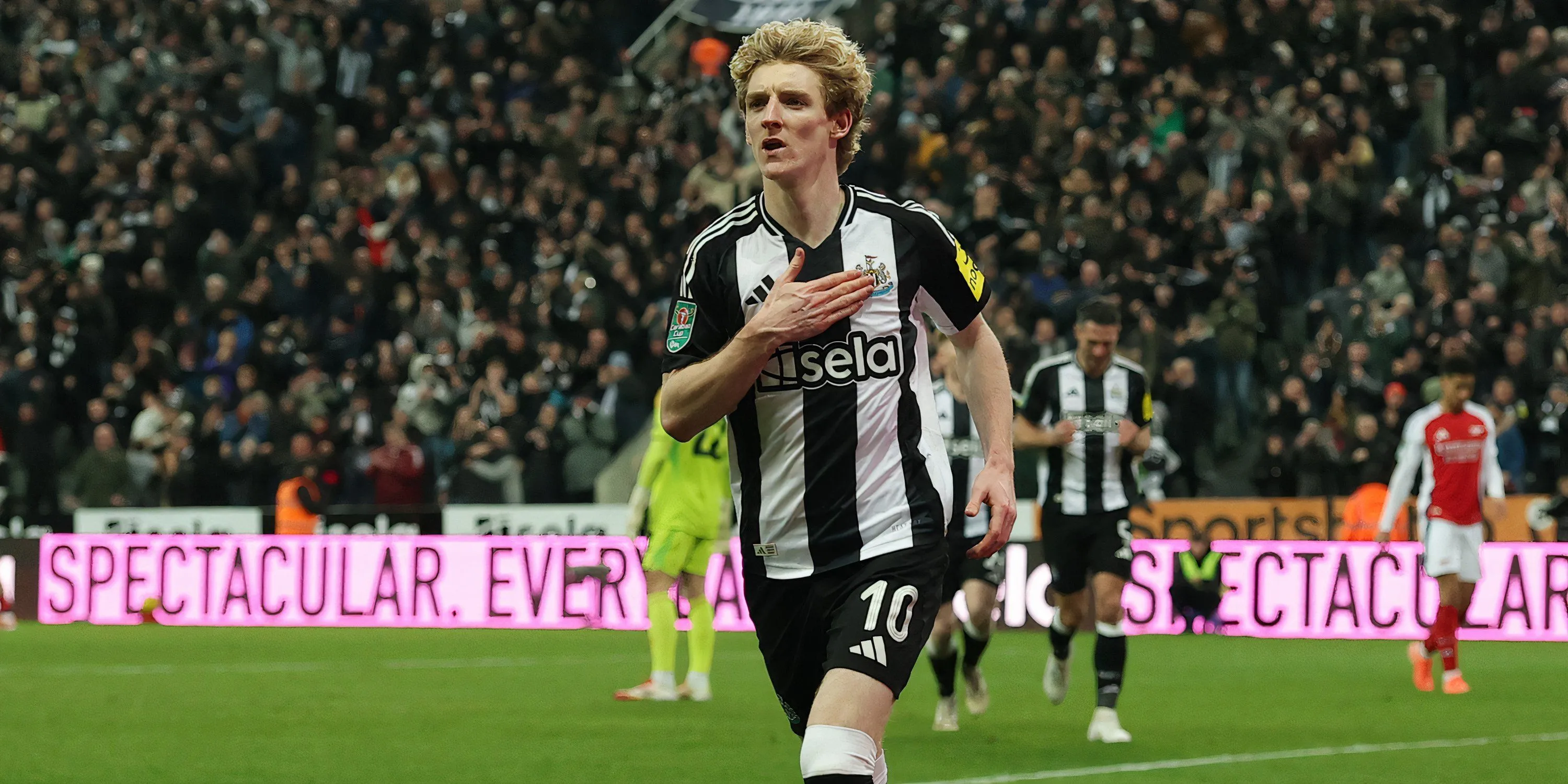 Anthony Gordon trong màu áo Newcastle United cùng HLV Eddie Howe
