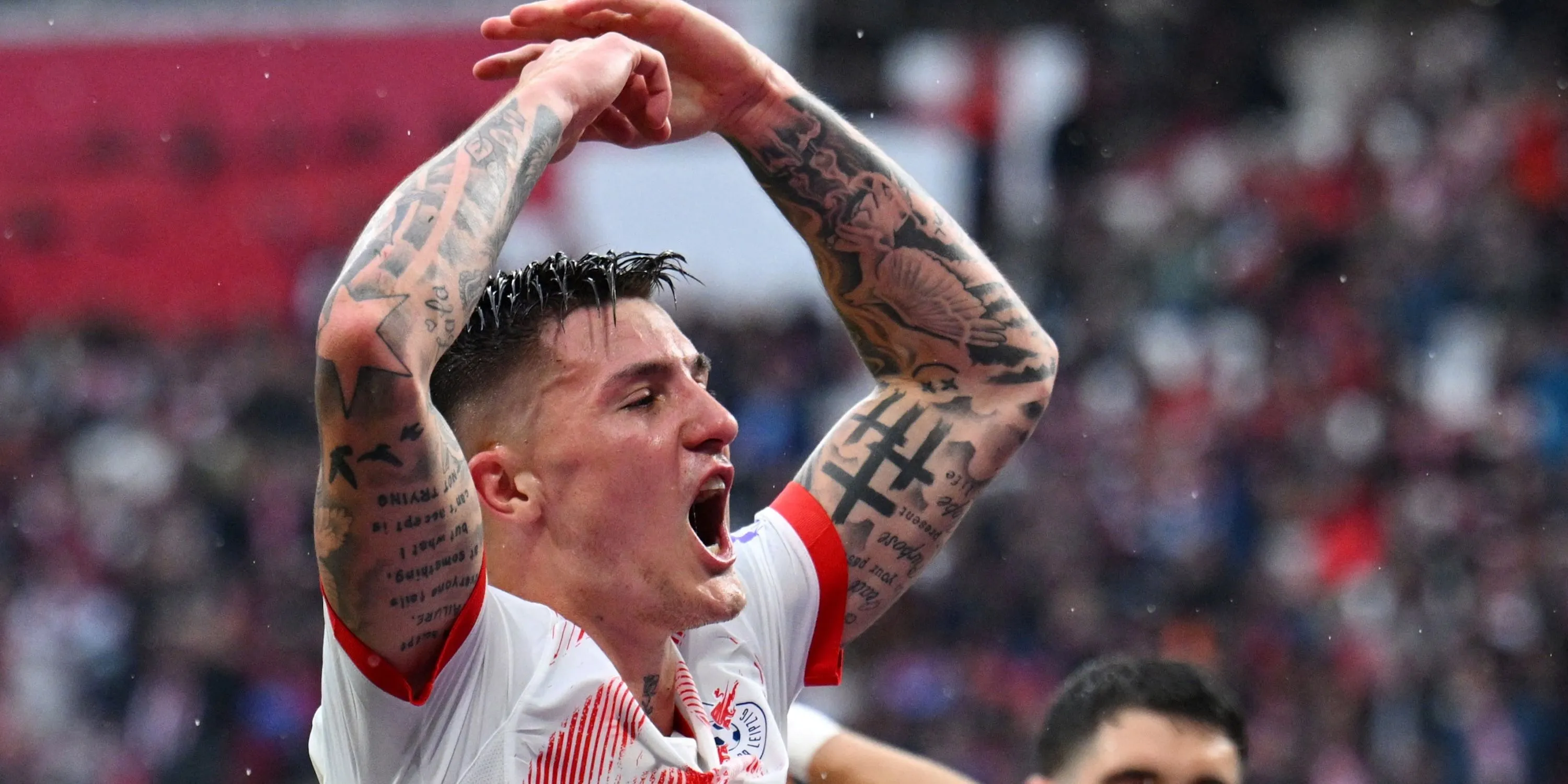 Benjamin Sesko ăn mừng sau khi ghi bàn cho RB Leipzig, cho thấy phong độ ấn tượng