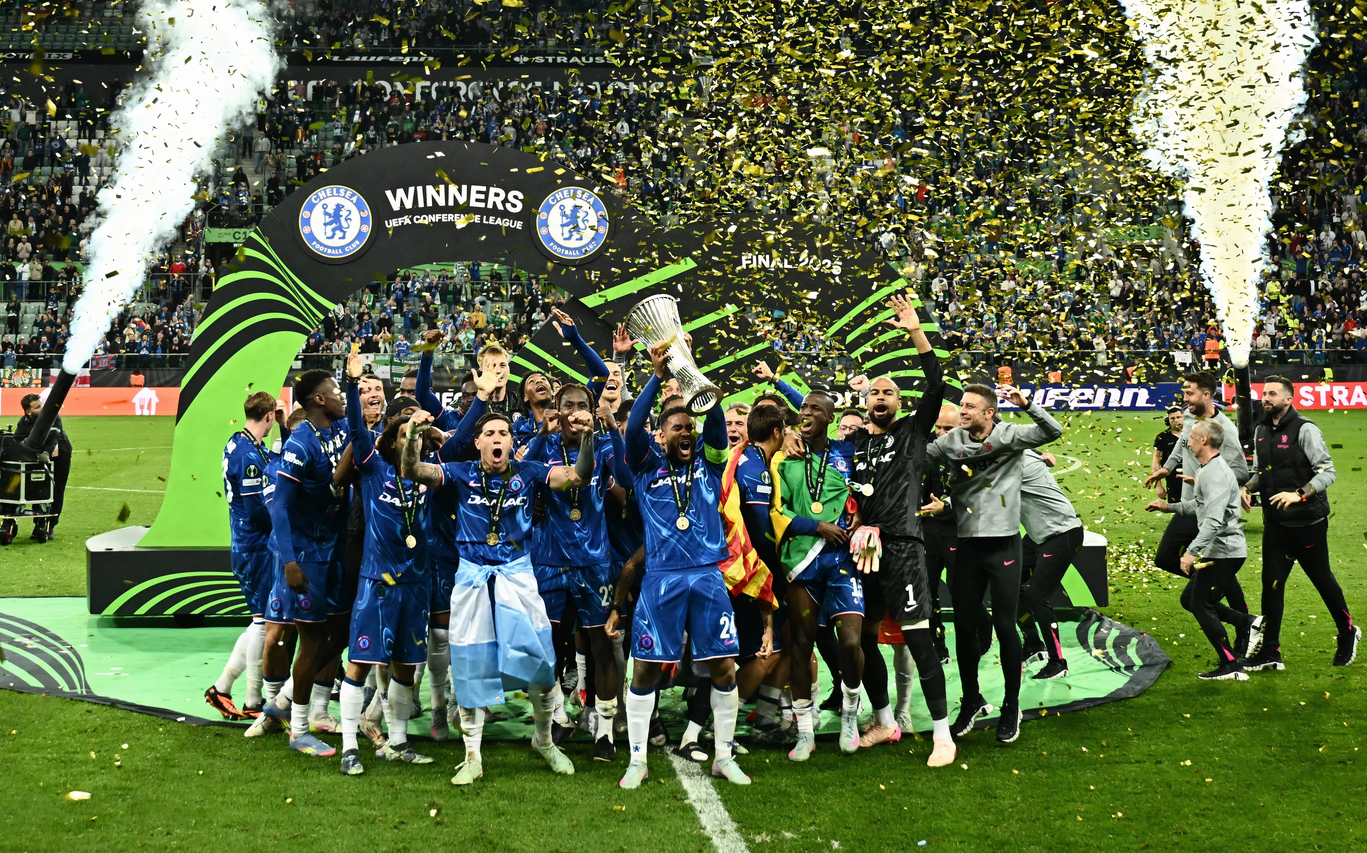 Các cầu thủ Chelsea ăn mừng vô địch Europa Conference League