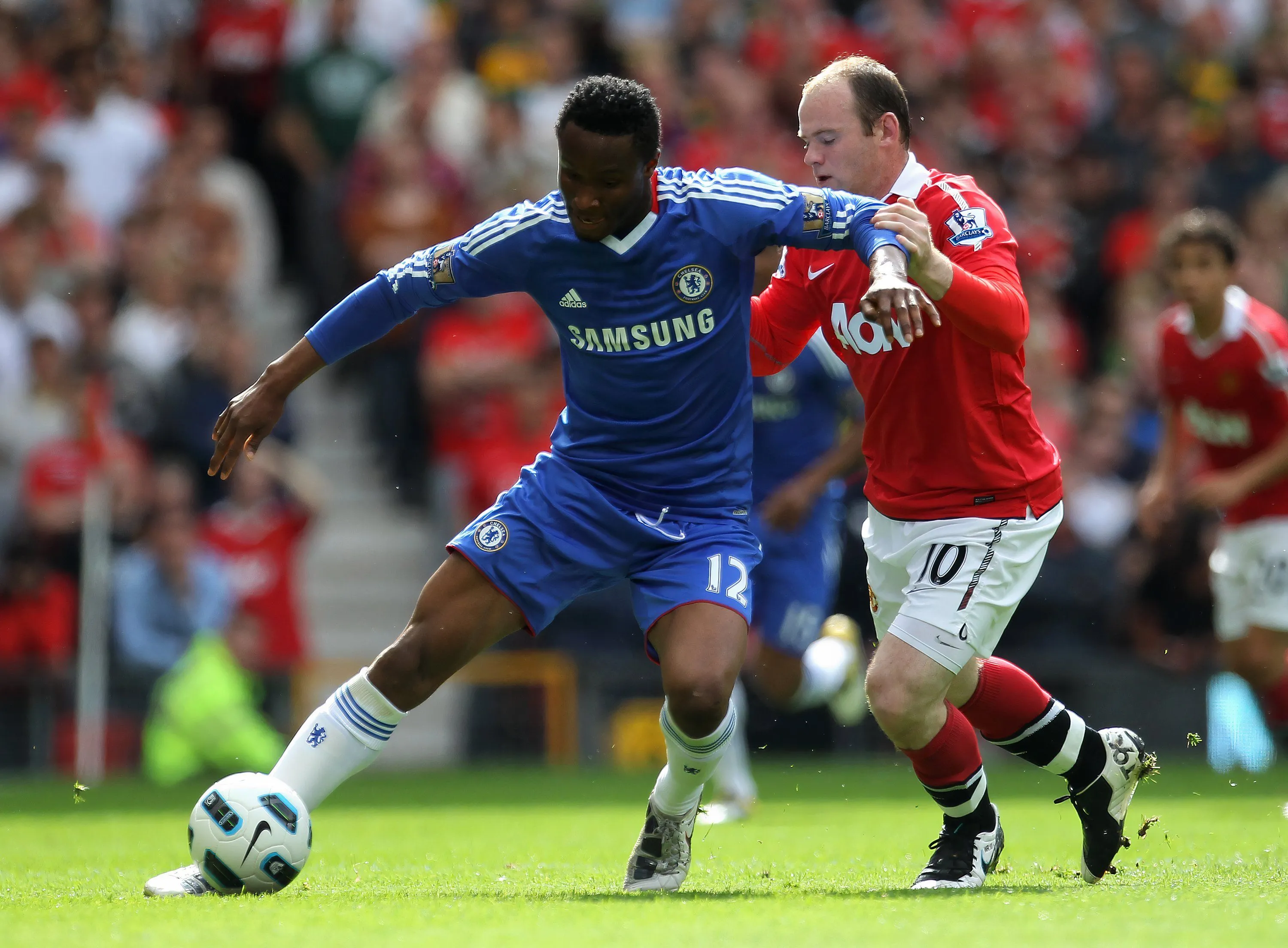 Các cầu thủ Chelsea và Manchester United tranh bóng