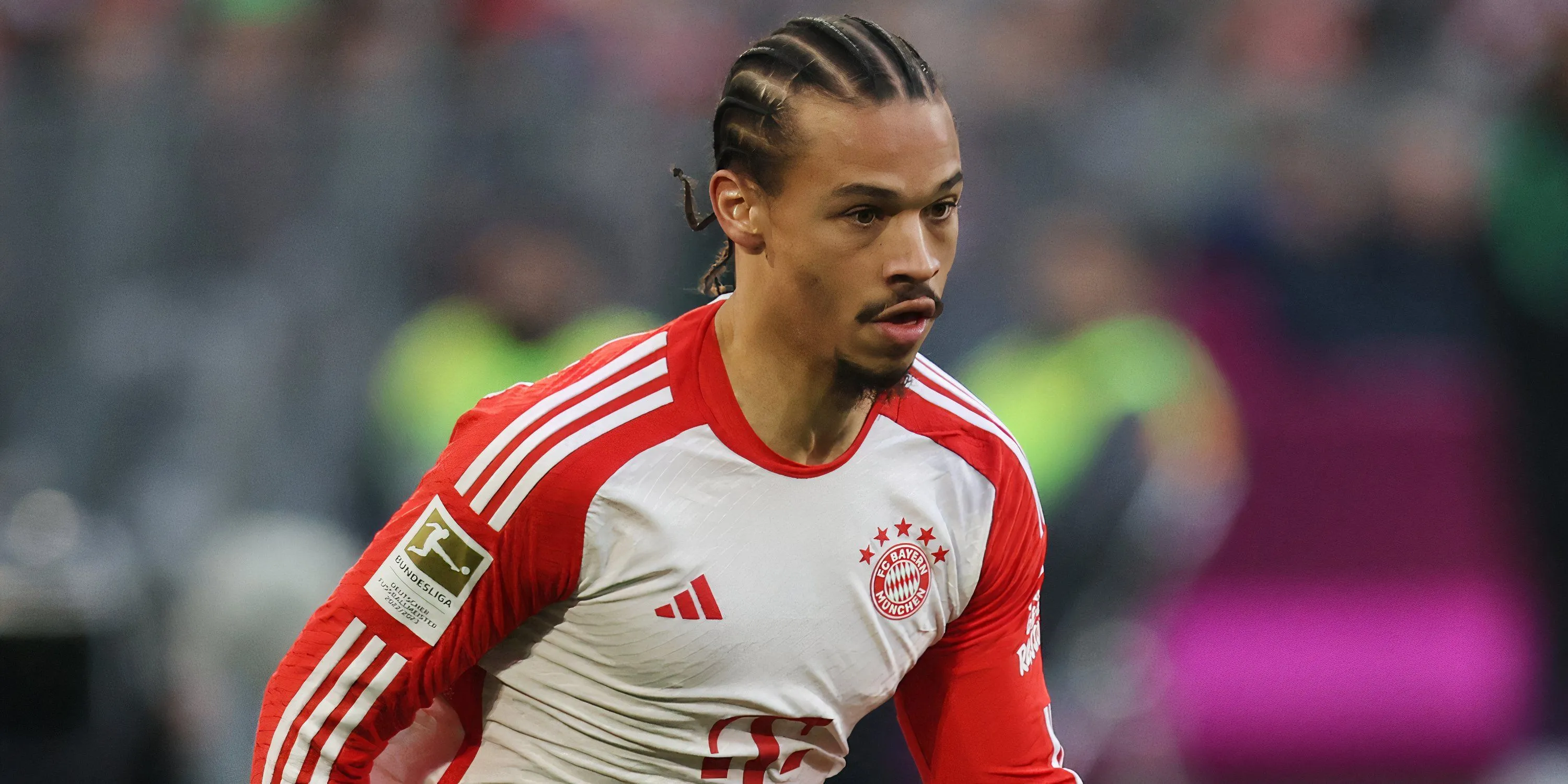 Cầu thủ chạy cánh Leroy Sane trong một pha bóng