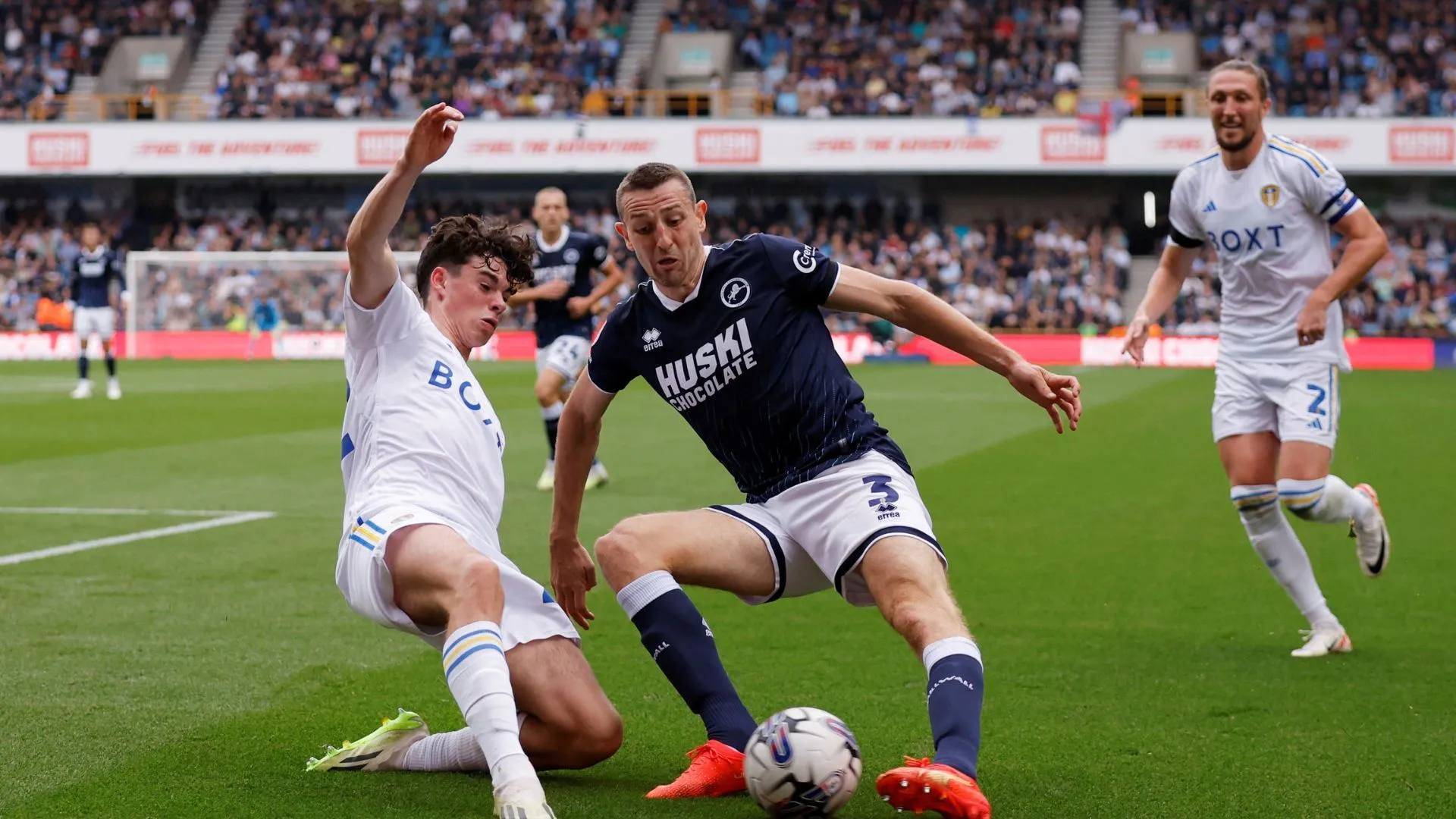 Hậu vệ Murray Wallace trong màu áo Huddersfield Town