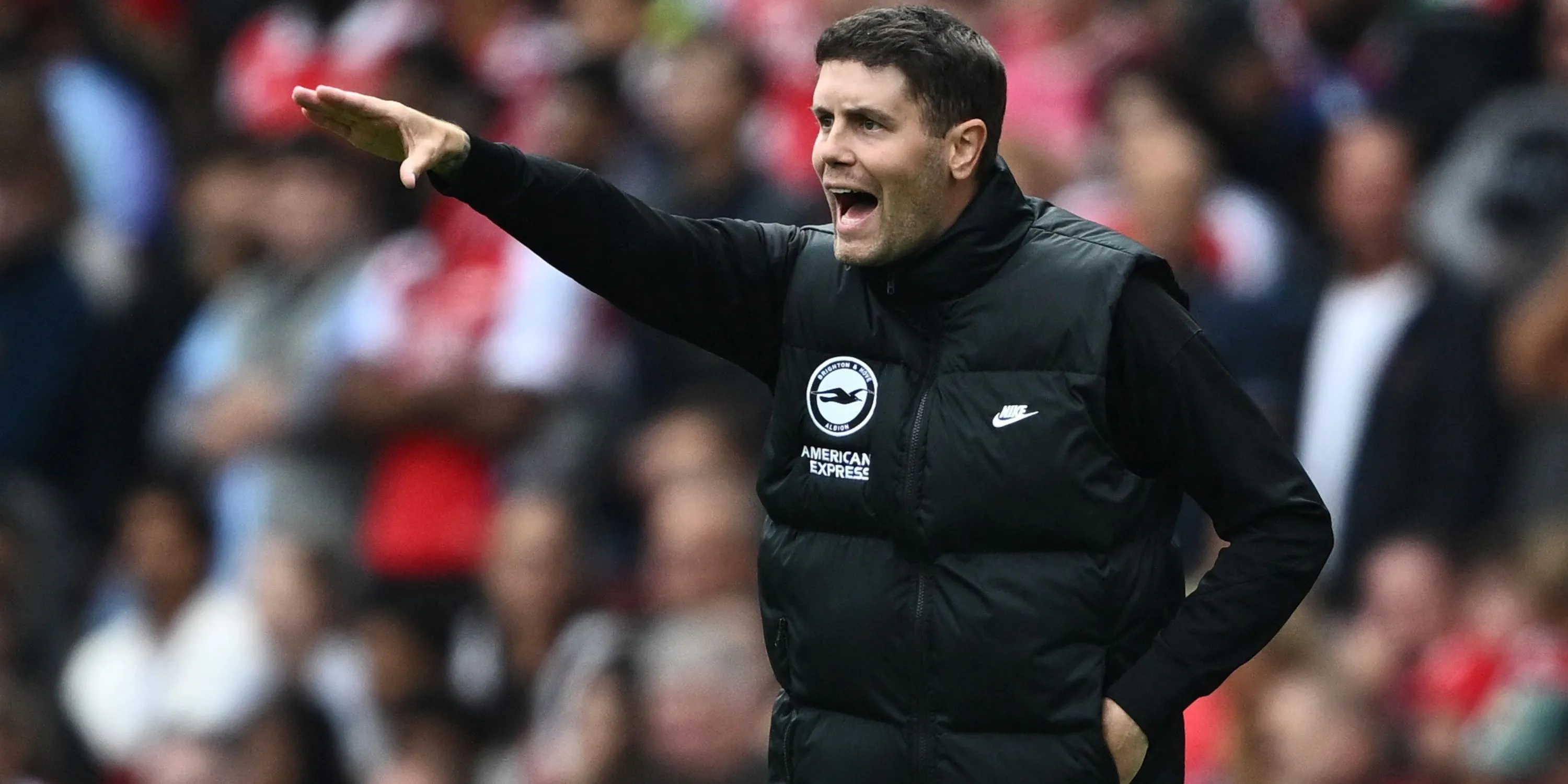 HLV trưởng Fabian Hurzeler của Brighton trên đường biên