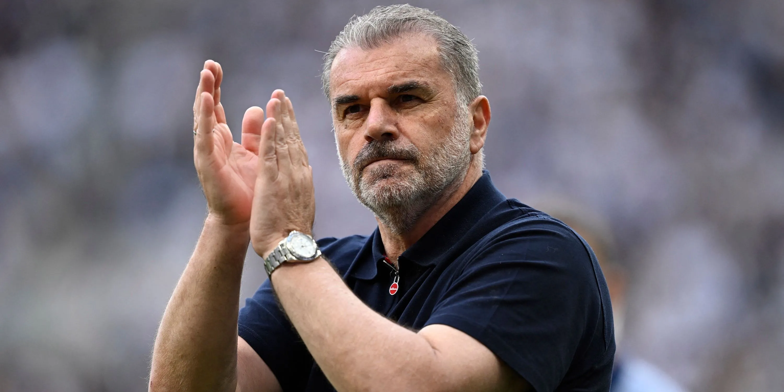Huấn luyện viên Tottenham Ange Postecoglou vẫy chào người hâm mộ sau trận đấu Europa League