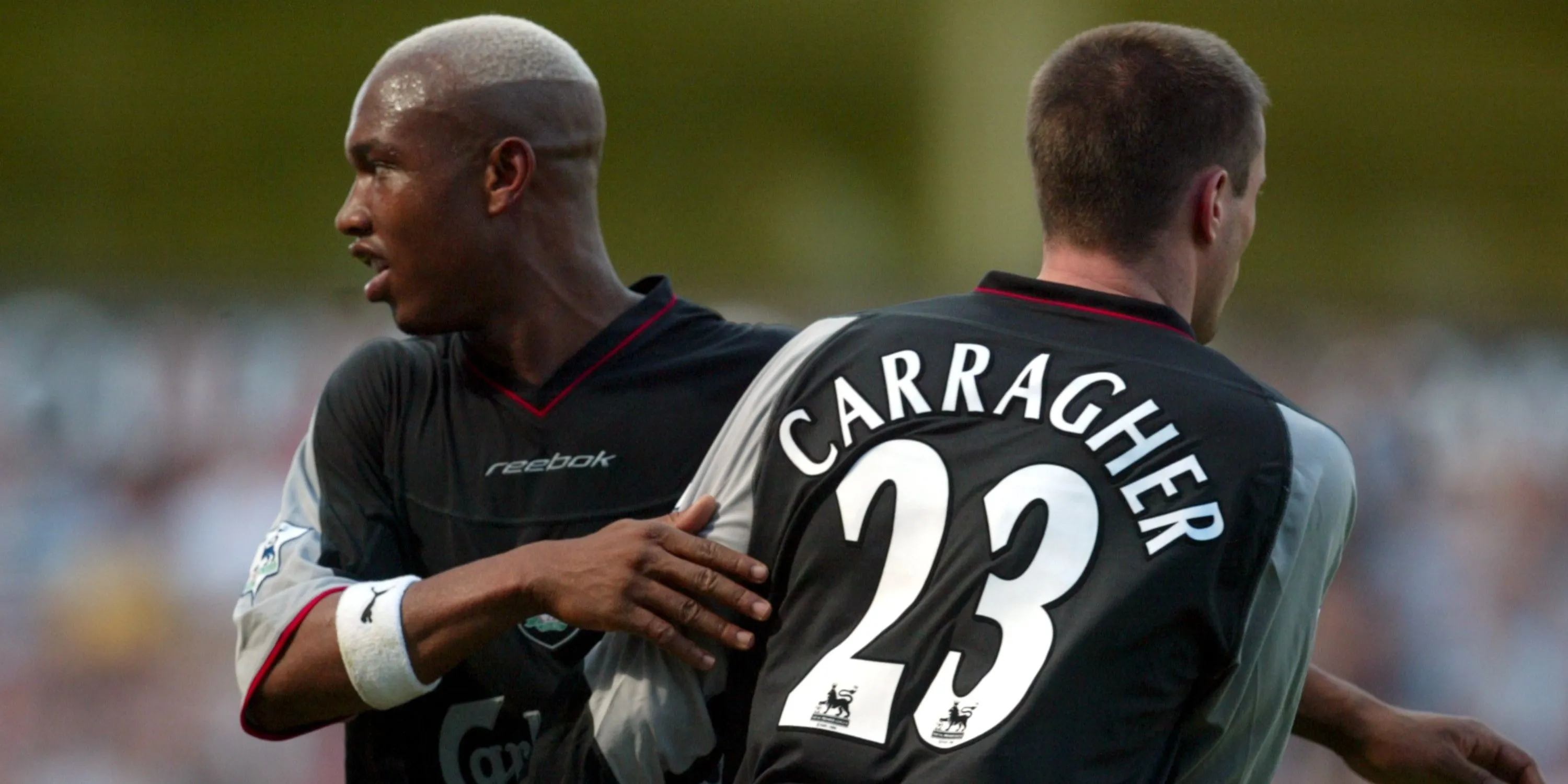 Jamie Carragher và El Hadji Diouf trong màu áo Liverpool