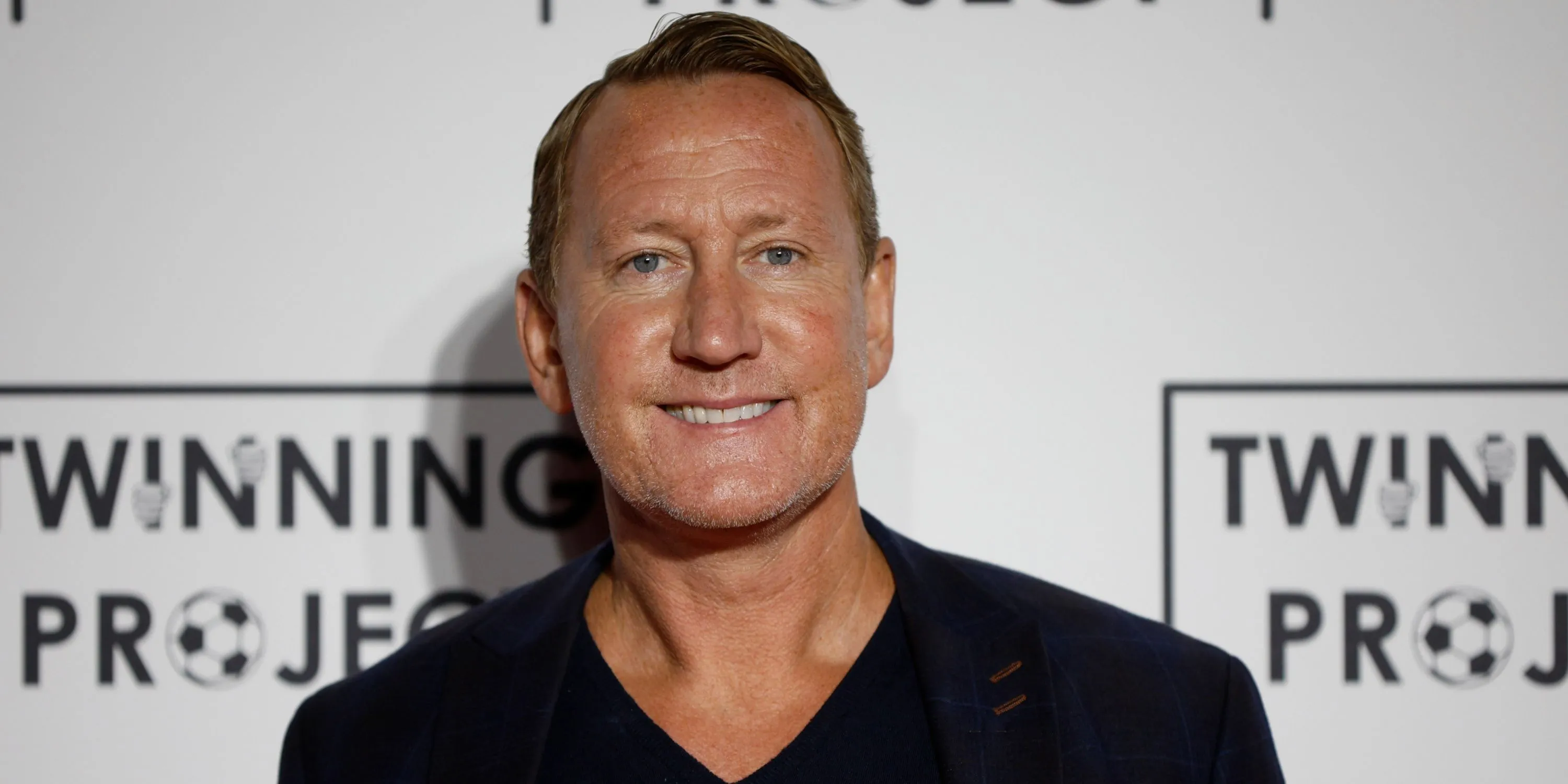 Ray Parlour của Arsenal nhìn vào trận đấu