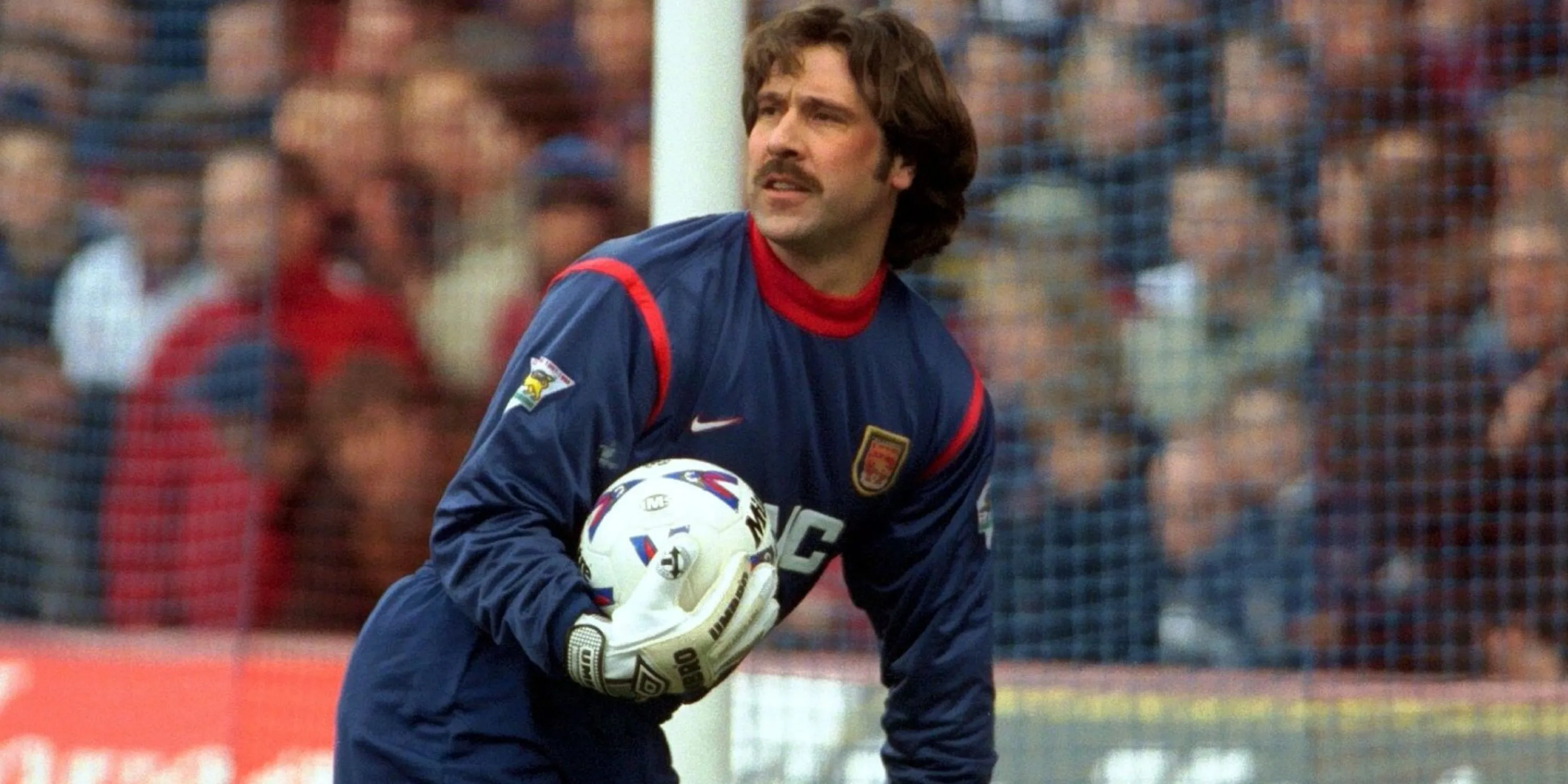 Thủ môn David Seaman trong khung gỗ của Arsenal
