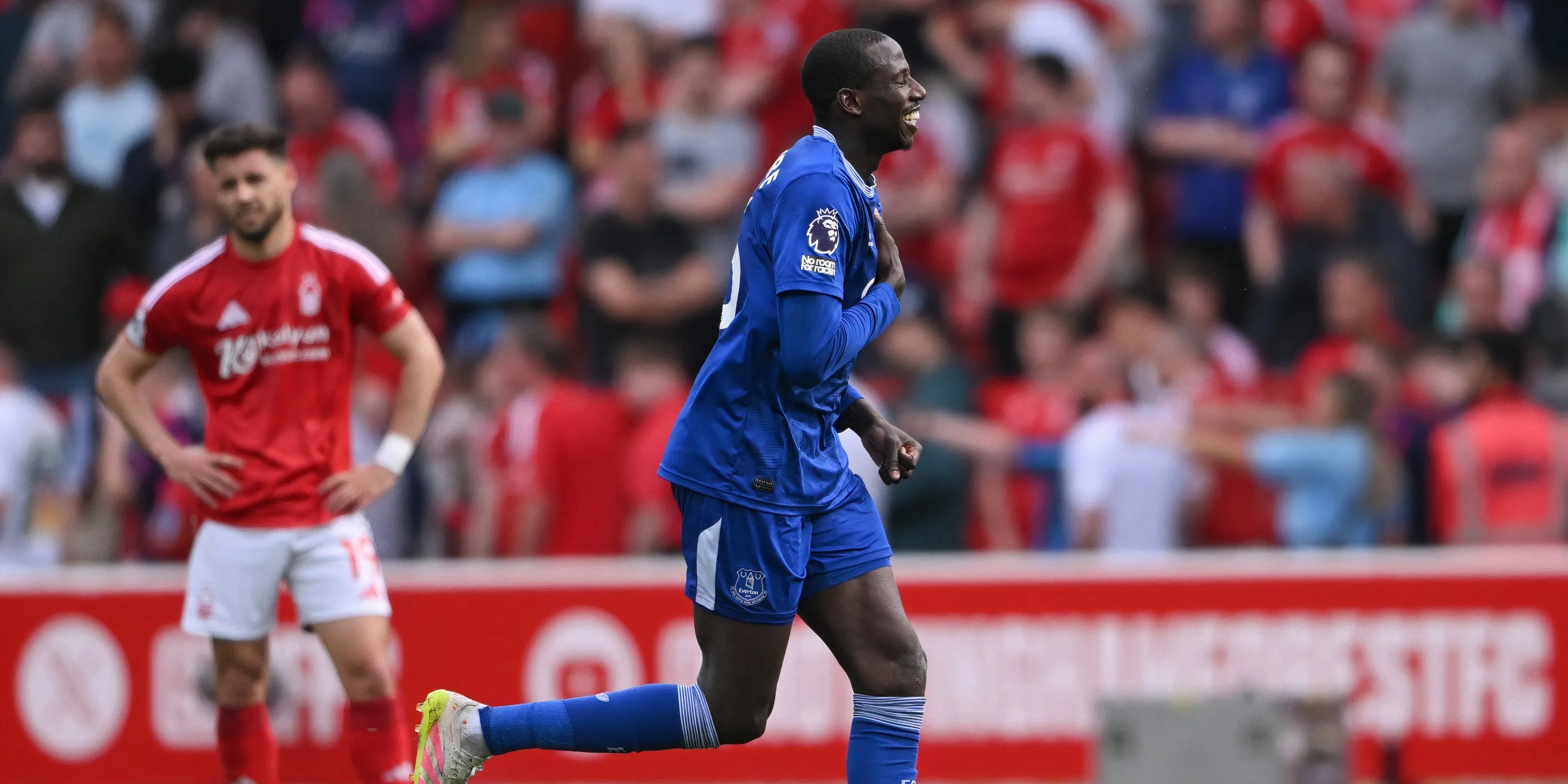 Tiền vệ Abdoulaye Doucoure đã hết hợp đồng với Everton