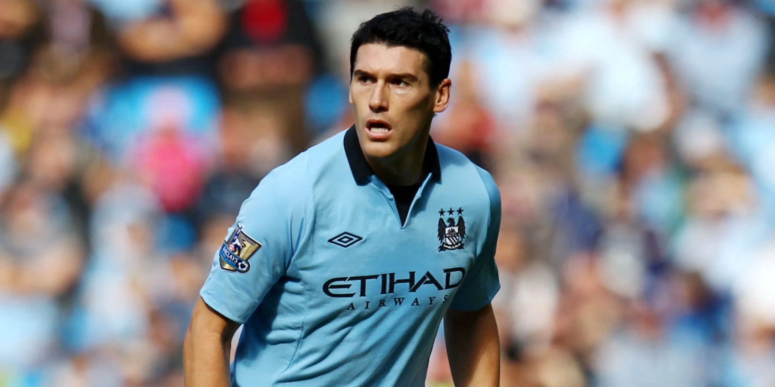 Tiền vệ Gareth Barry thi đấu cho Manchester City, cầu thủ giữ kỷ lục ra sân nhiều nhất Premier League
