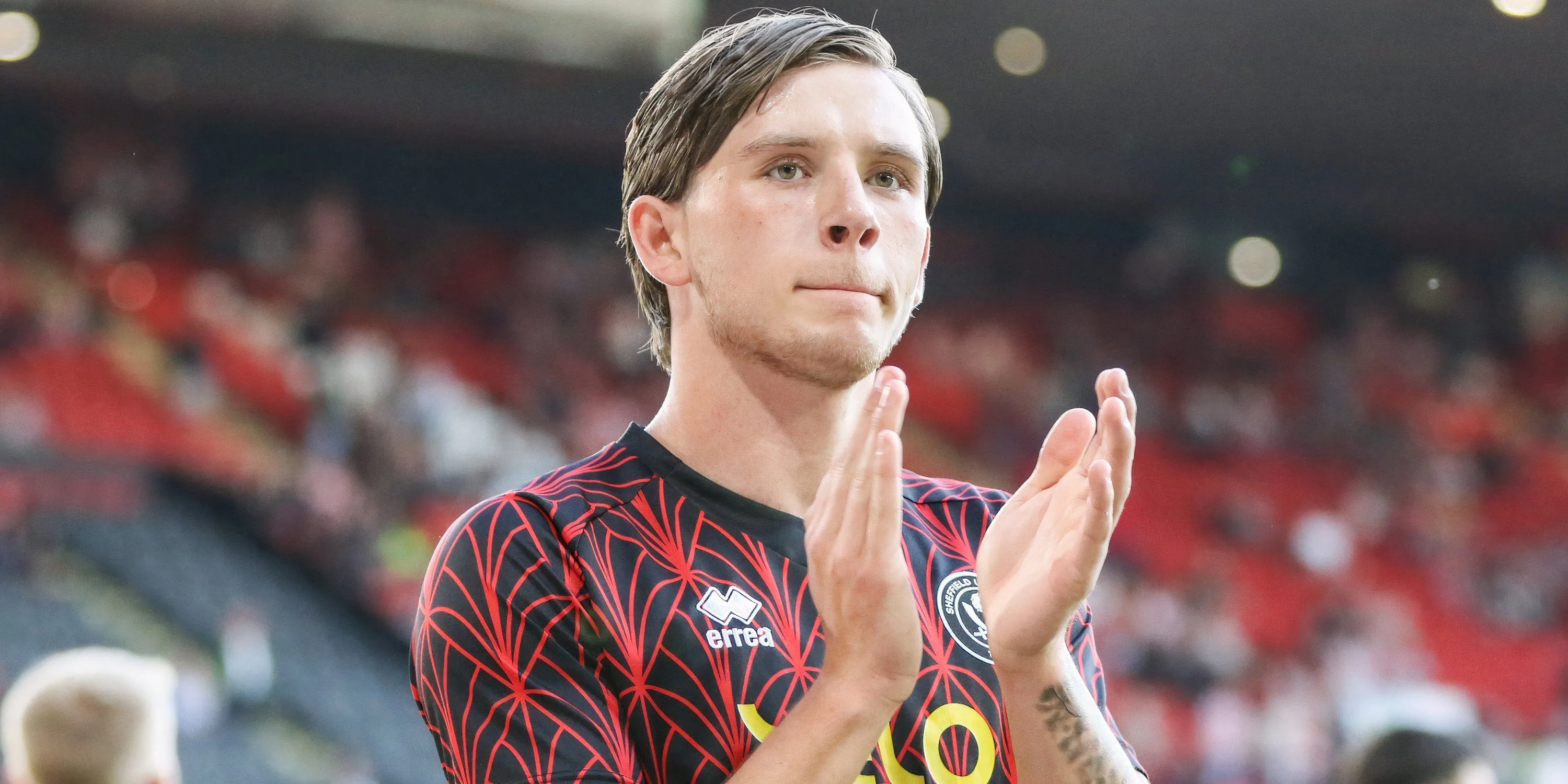 Tiền vệ Sydie Peck vỗ tay cảm ơn người hâm mộ Sheffield United