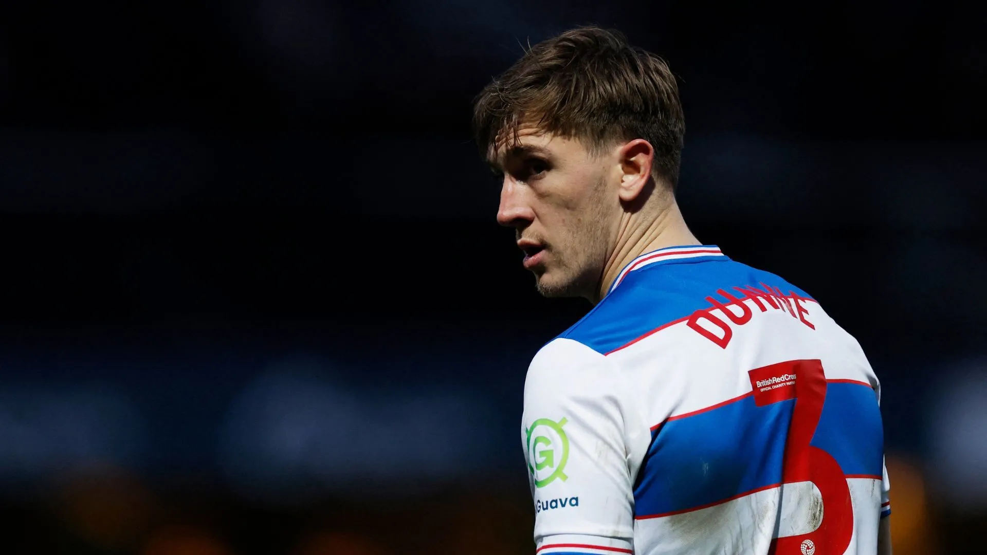 Trung vệ Jimmy Dunne trong màu áo QPR, người vừa ký hợp đồng mới
