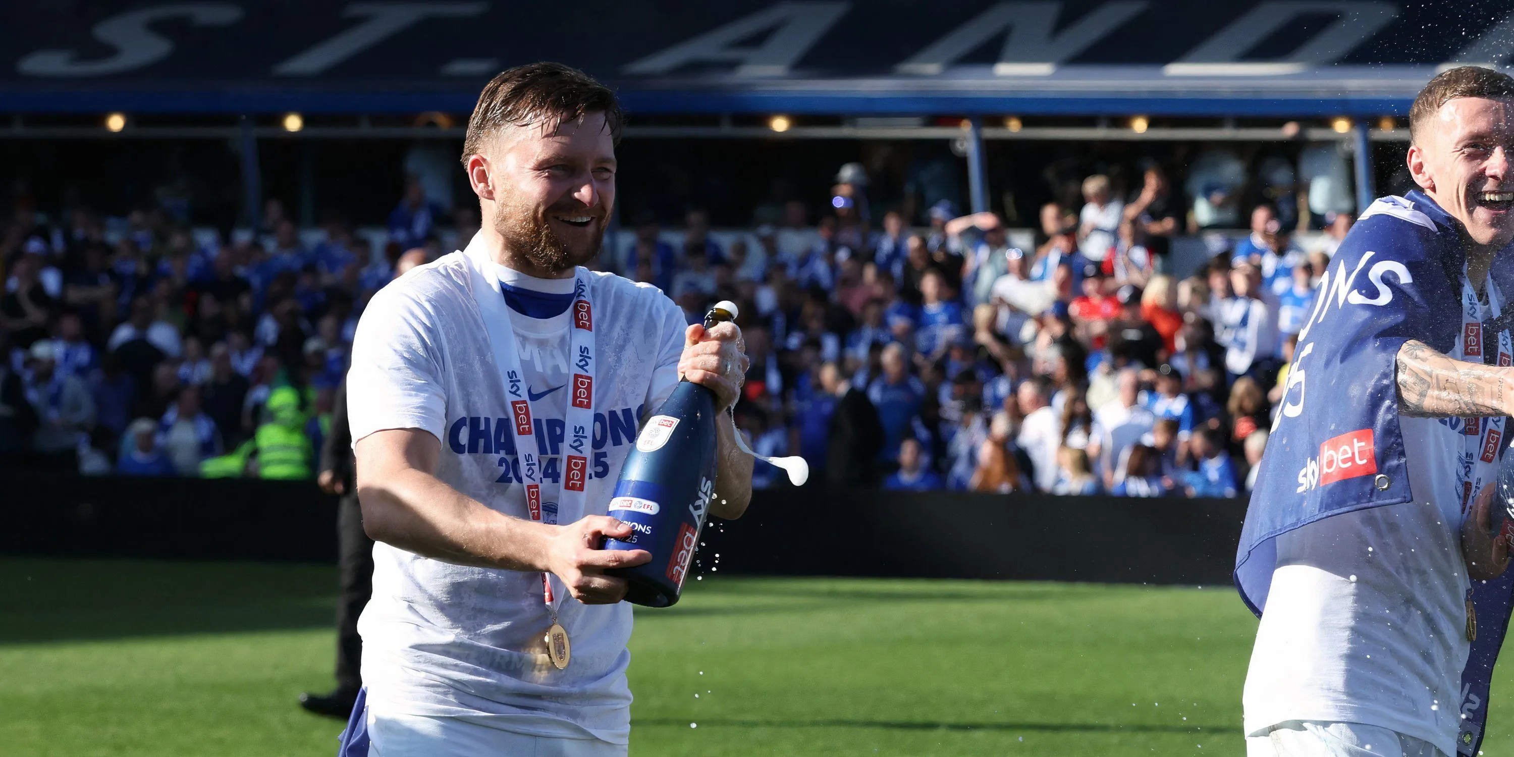 Alfie May trong màu áo Birmingham City thi đấu ở Championship