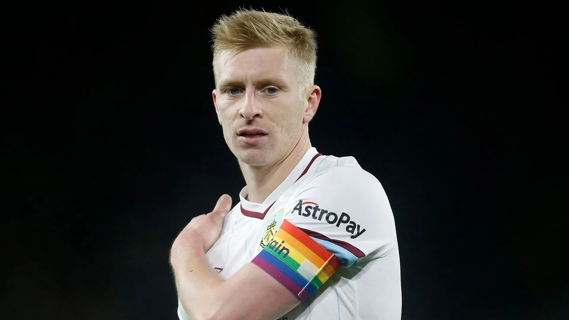 Ben Mee thi đấu cho Burnley, đóng góp vào thành công thăng hạng Premier League