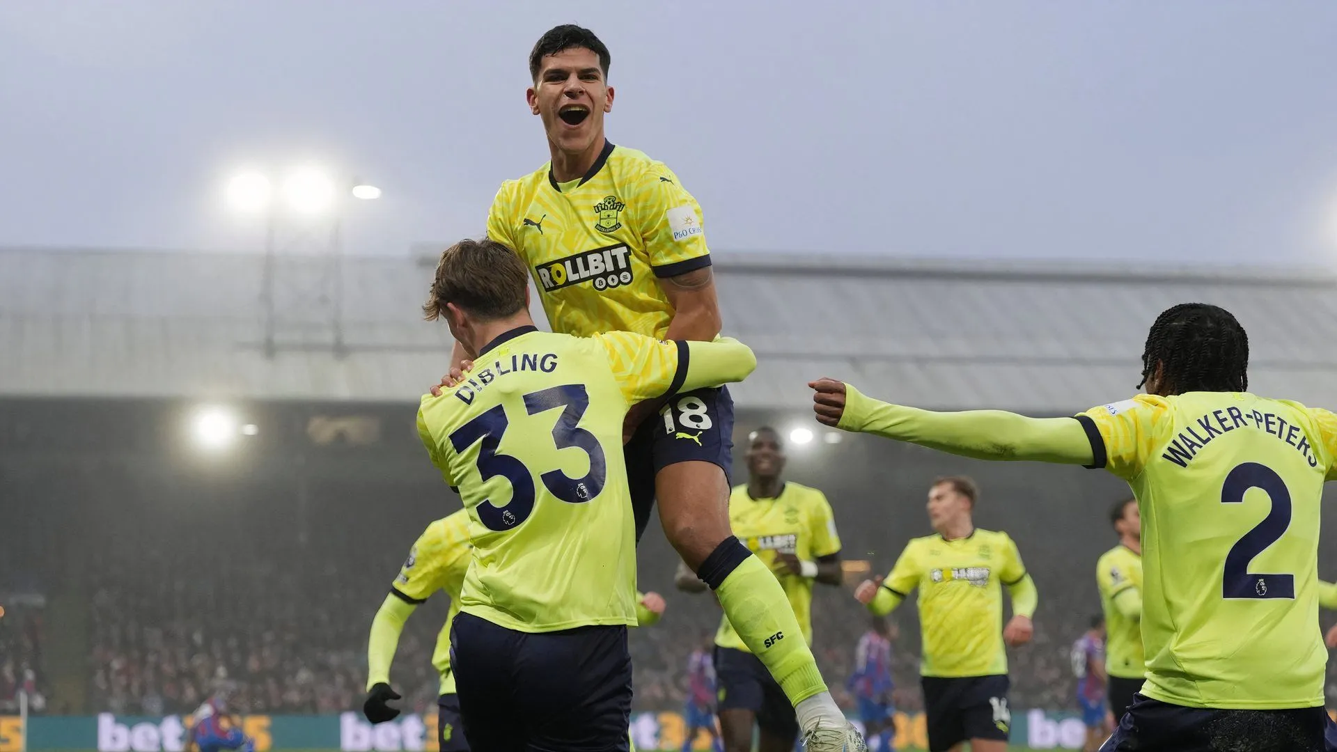 Cầu thủ Southampton trong một pha bóng tấn công, minh họa sức mạnh và tiềm năng của hàng công đội bóng.