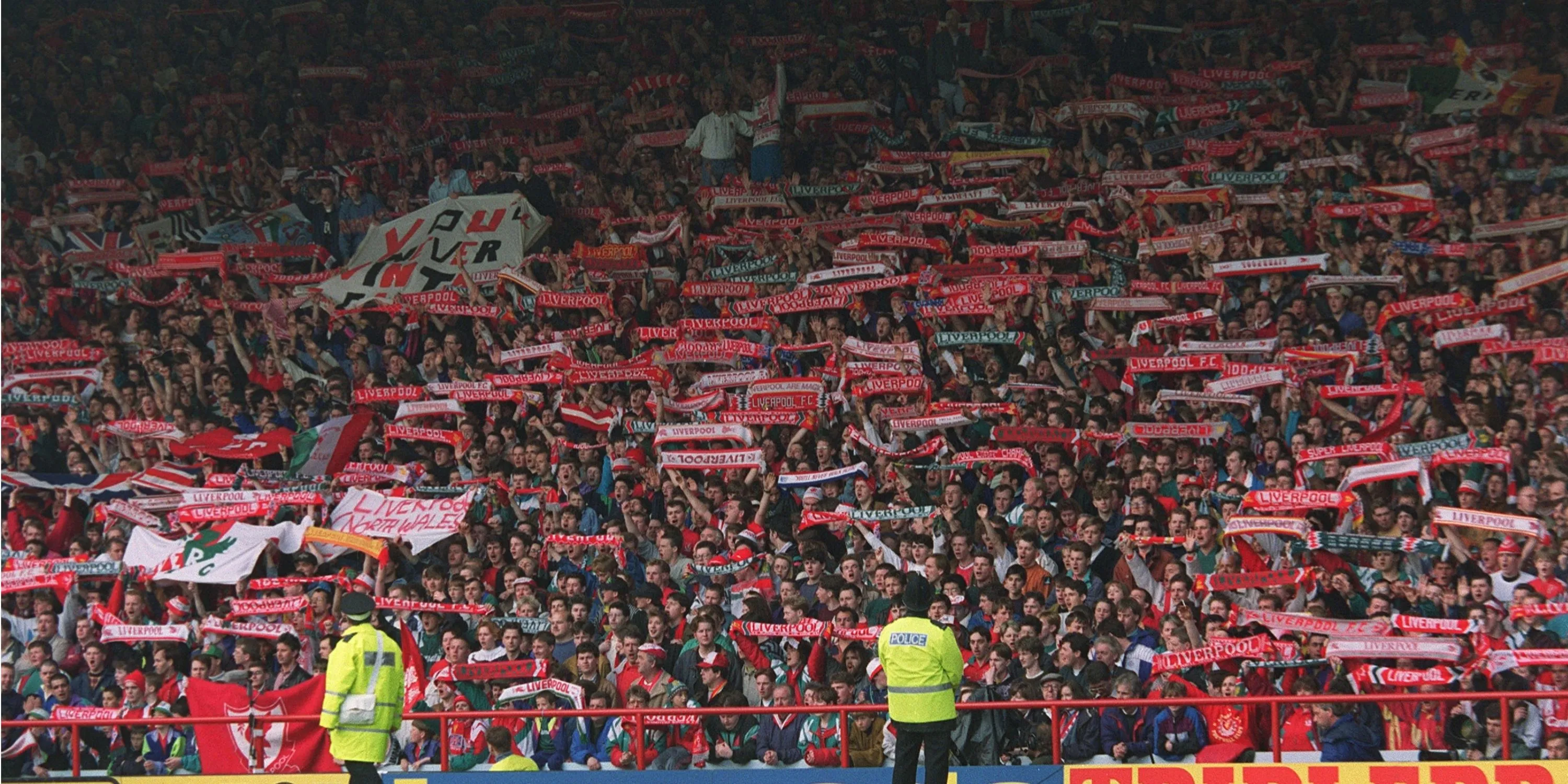 Cổ động viên Liverpool trên khán đài The Kop