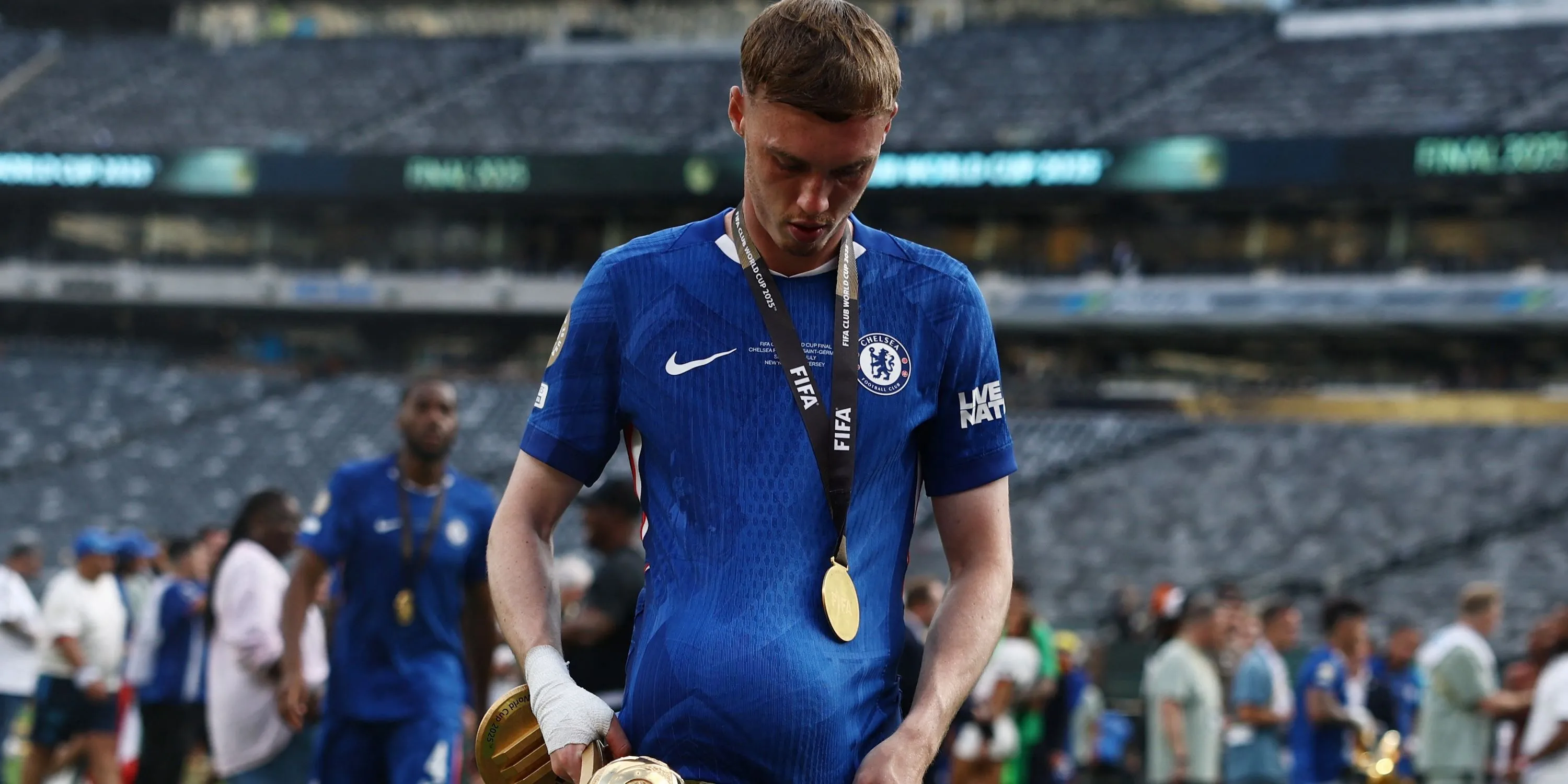 Cole Palmer của Chelsea ăn mừng cùng chiếc cúp Quả bóng Vàng tại FIFA Club World Cup