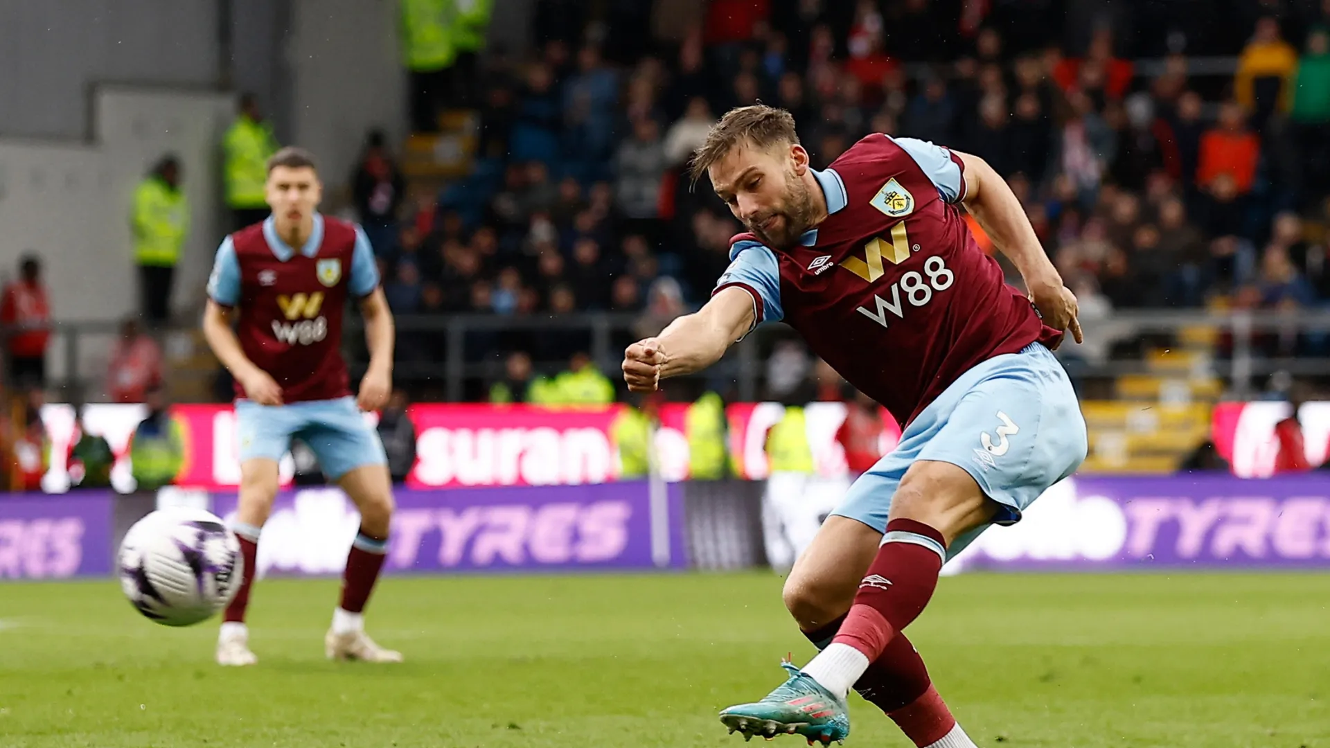 Hậu vệ Charlie Taylor trong màu áo Southampton, cầu thủ được Norwich City quan tâm.