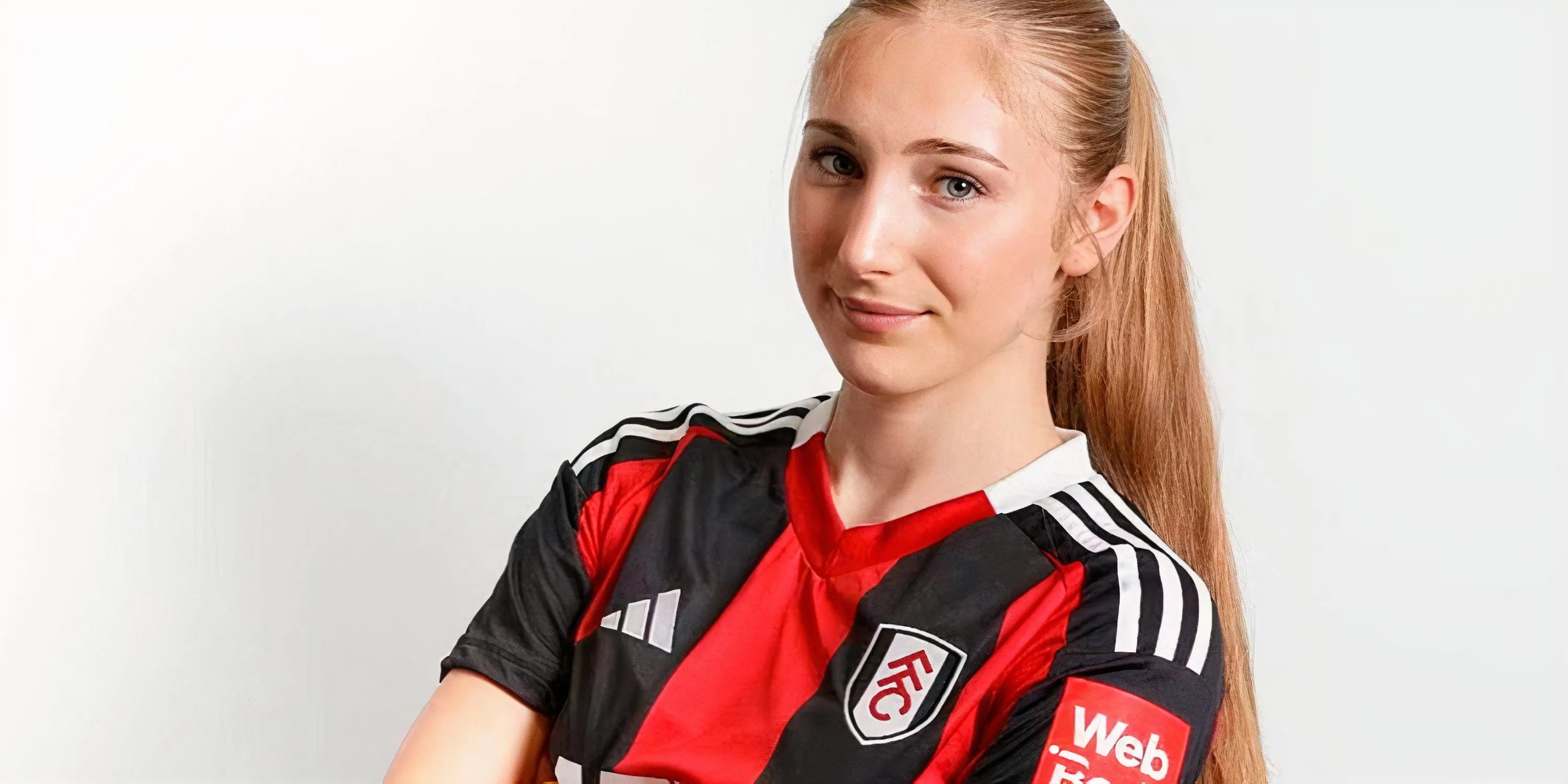 Hậu vệ trẻ Adela Cechova, con gái cựu thủ môn Petr Cech