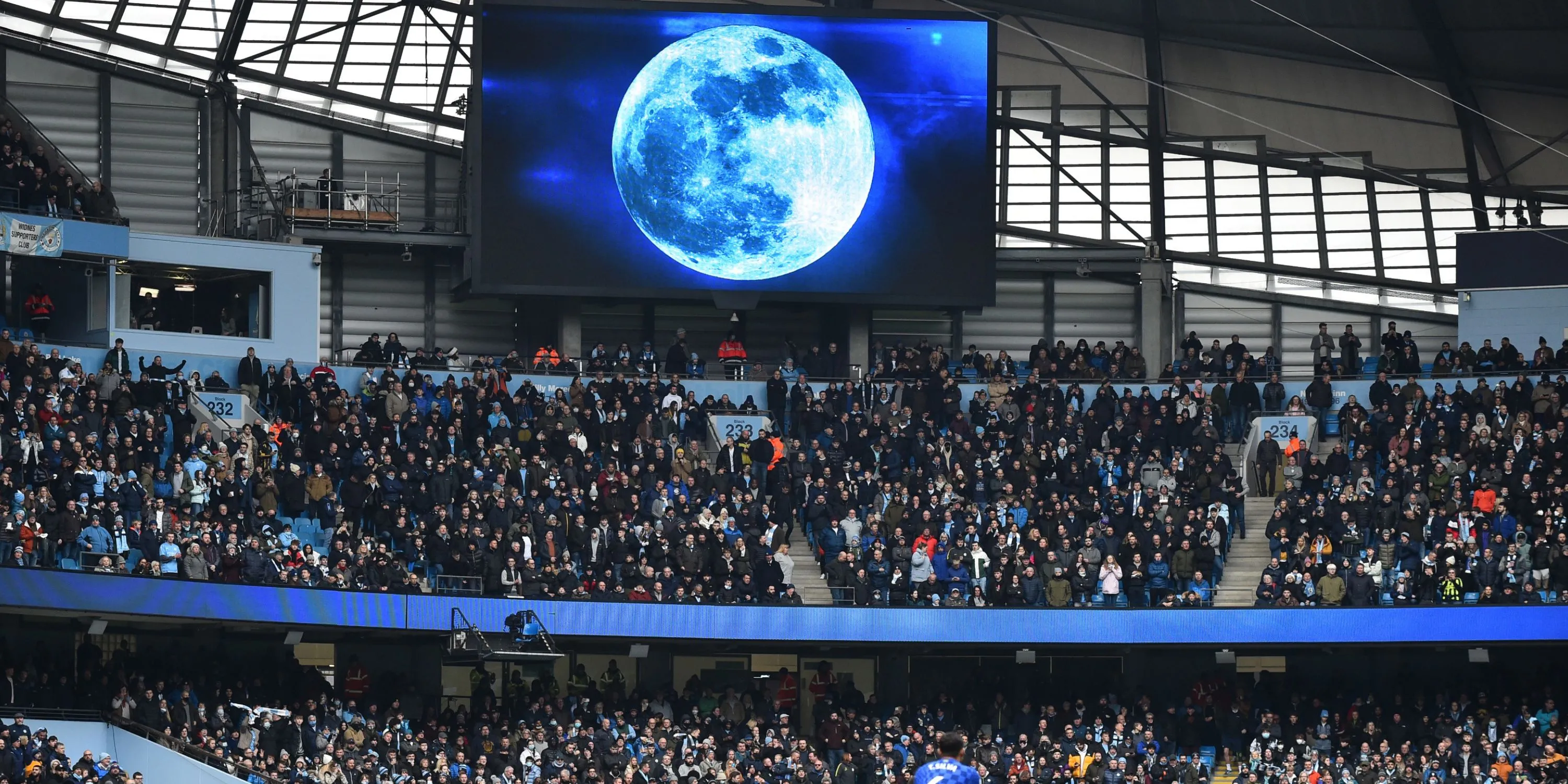 Hình ảnh mặt trăng xanh chiếu trên màn hình tại sân vận động Manchester City