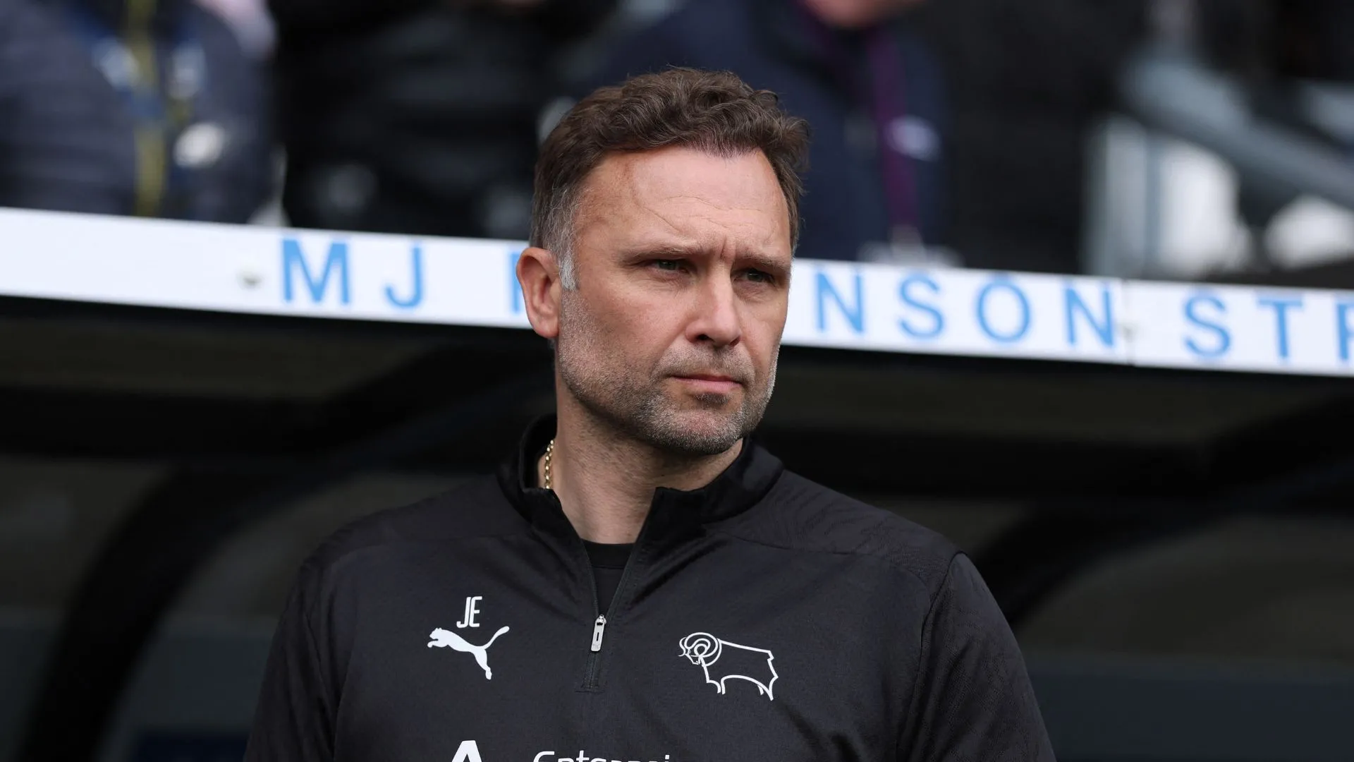 Huấn luyện viên John Eustace của Derby County trên sân tập.