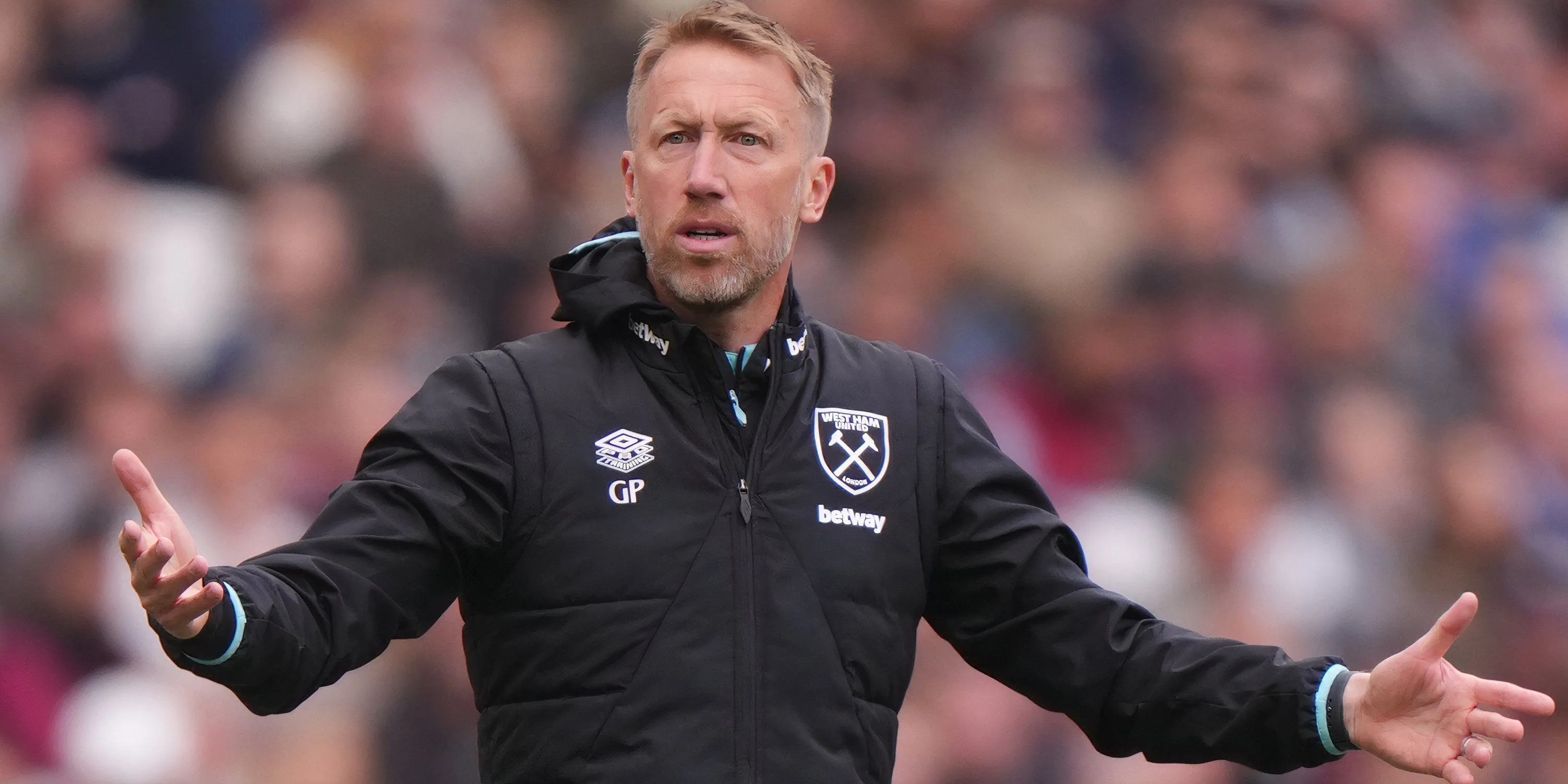Huấn luyện viên trưởng West Ham United Graham Potter đứng trên đường biên chỉ đạo trận đấu