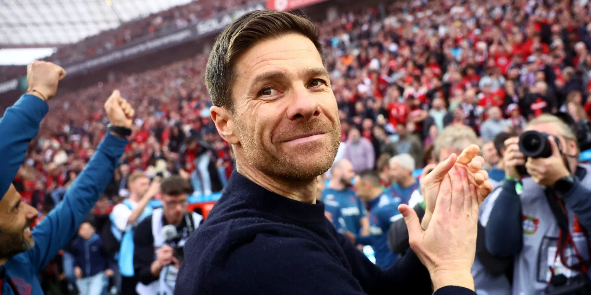 Huấn luyện viên Xabi Alonso chỉ đạo chiến thuật trên sân, từng được liên hệ thay thế Jurgen Klopp tại Liverpool