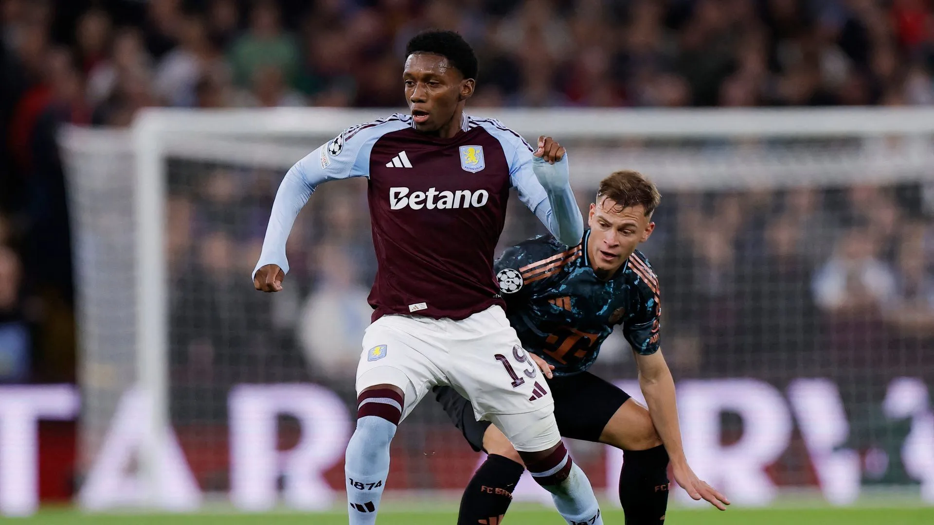 Jaden Philogene trong màu áo Aston Villa thi đấu tại Premier League, trước khi chuyển đến Ipswich Town.
