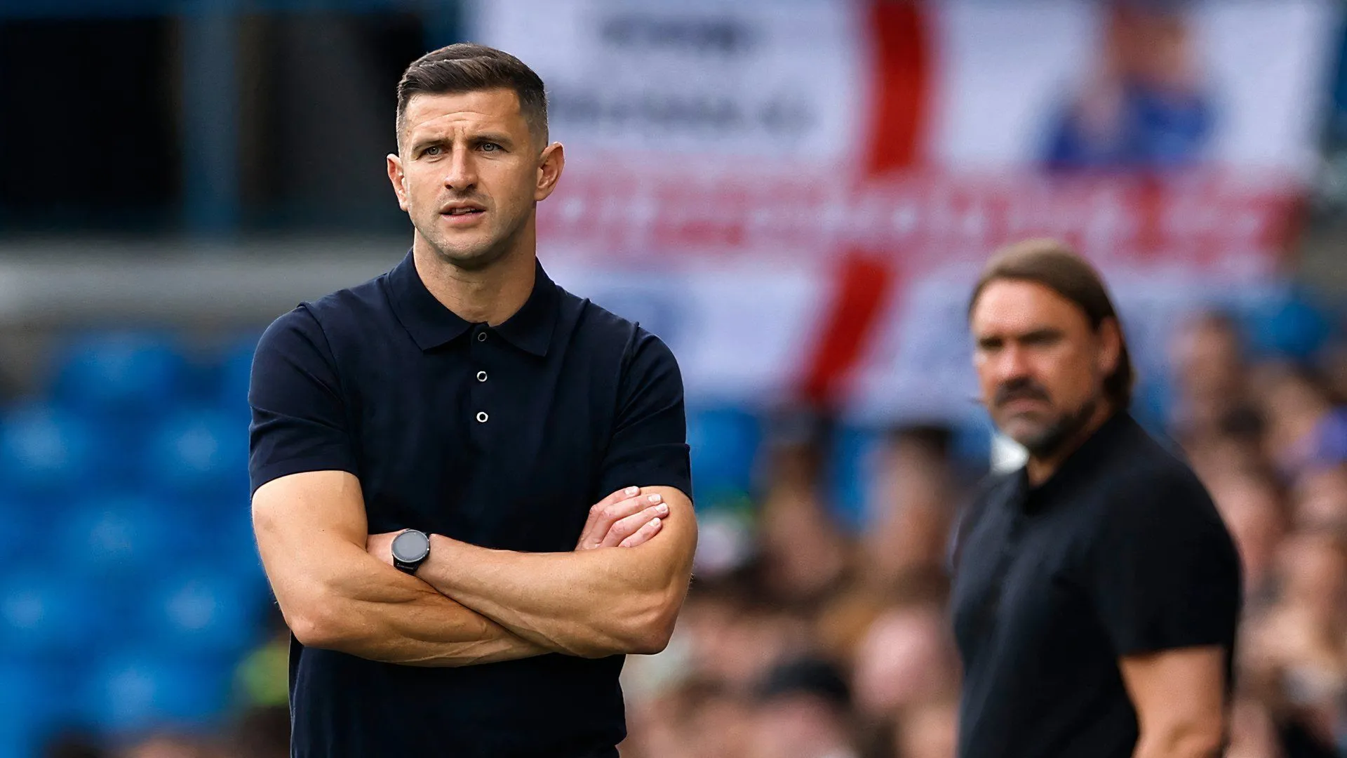 John Mousinho chỉ đạo trận đấu cho Portsmouth FC