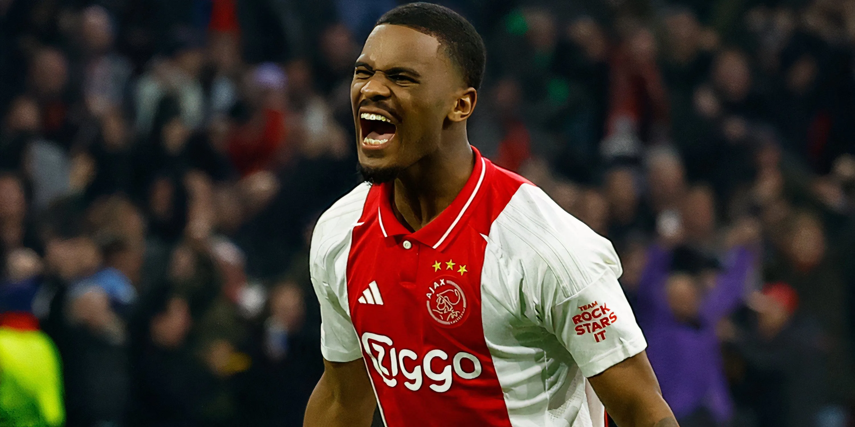 Jorrel Hato trong màu áo Ajax đối đầu với cầu thủ Liverpool