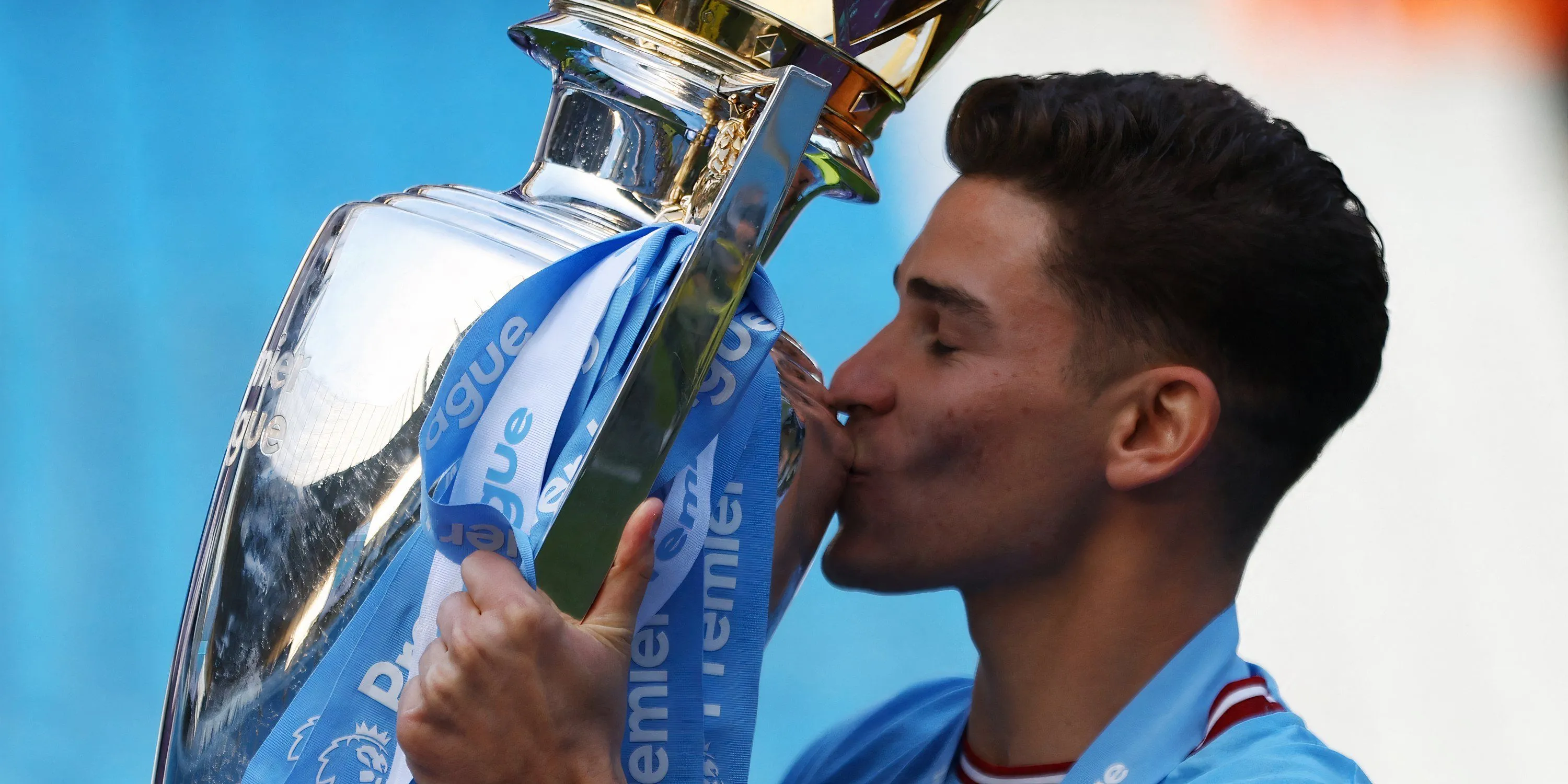 Julian Alvarez nâng cao chiếc cúp Premier League cùng Manchester City