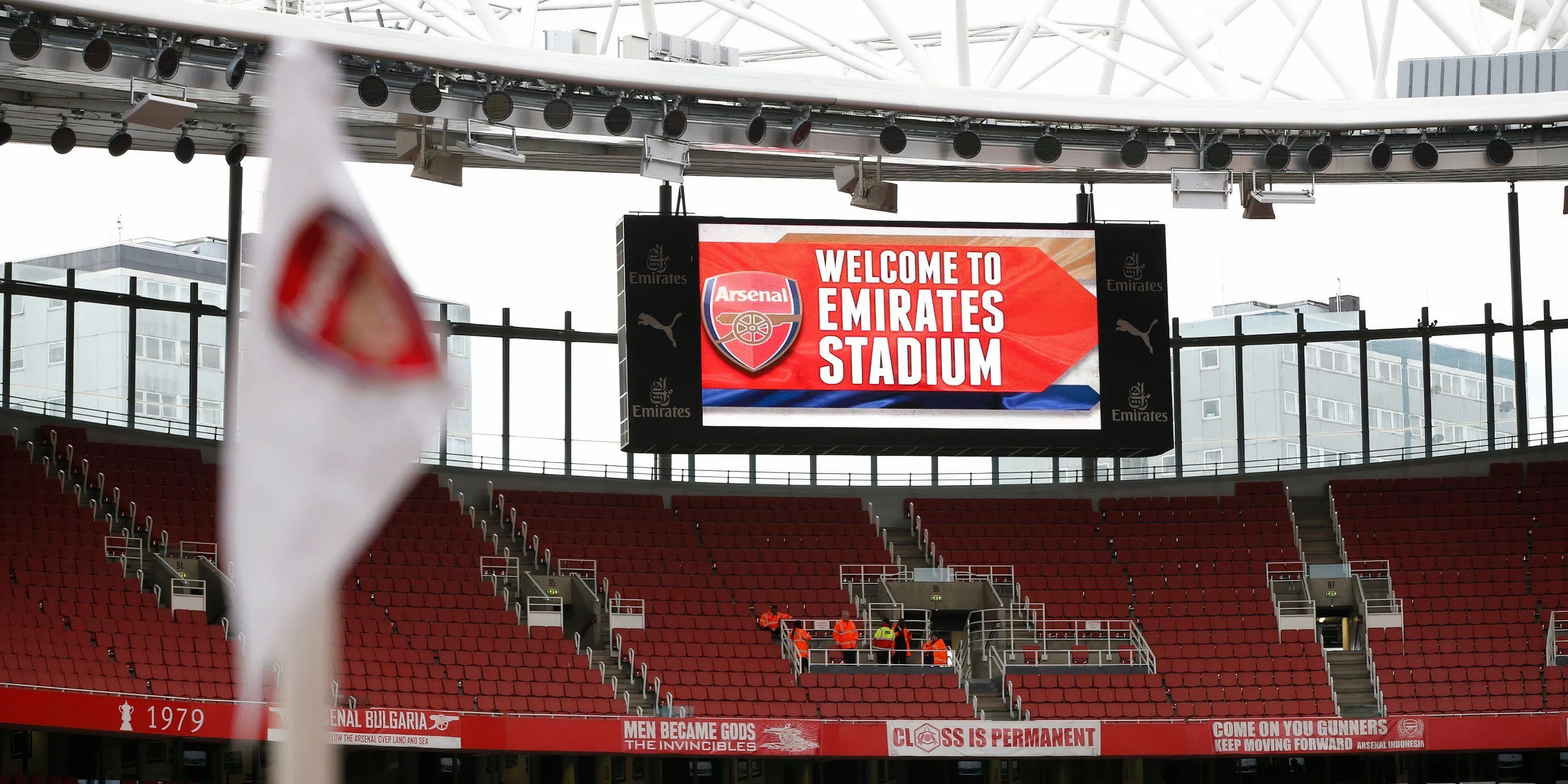 Màn hình tại Emirates Stadium chào đón người hâm mộ Arsenal