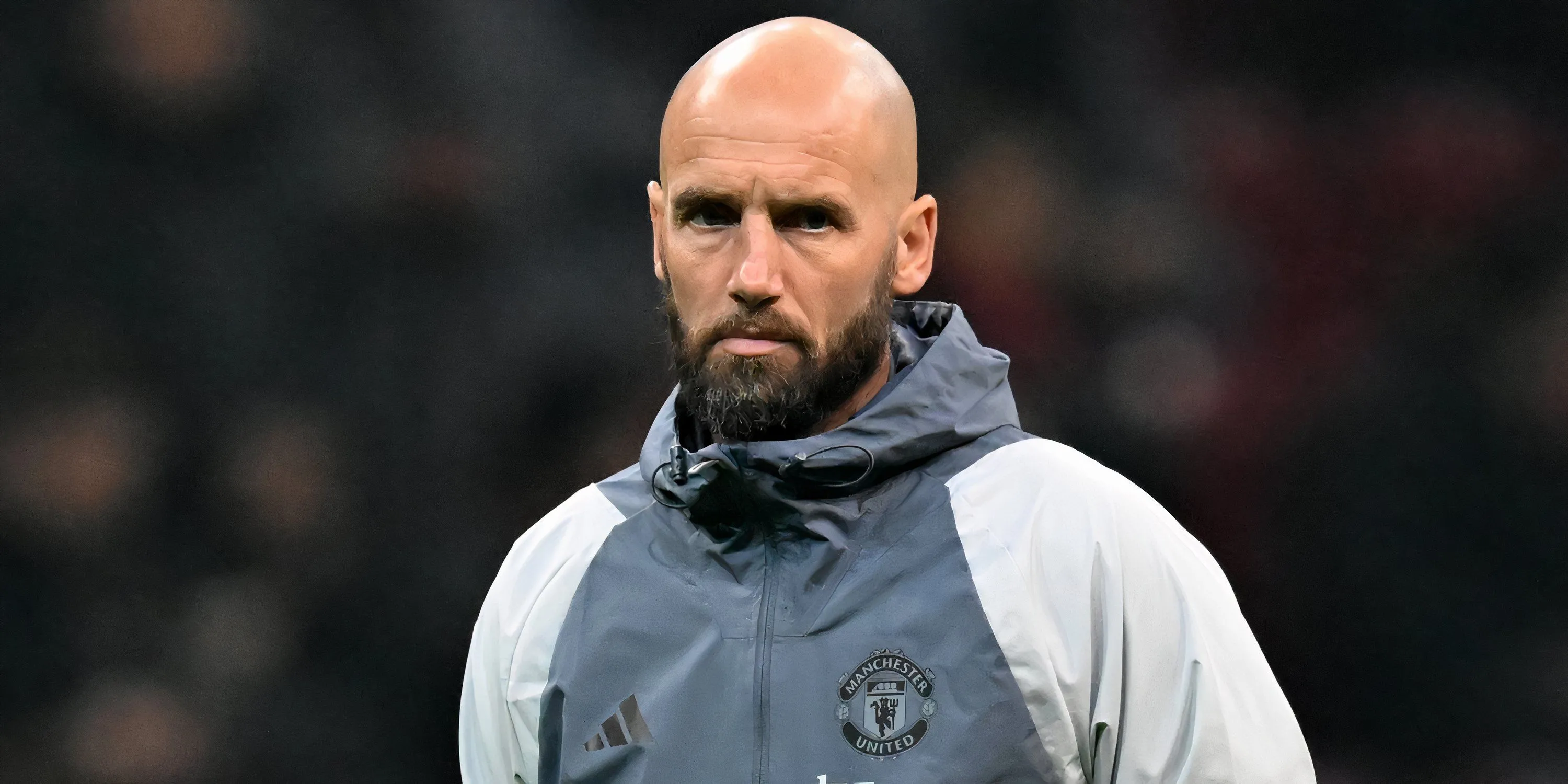Mitchell van der Gaag chỉ đạo buổi tập tại Manchester United