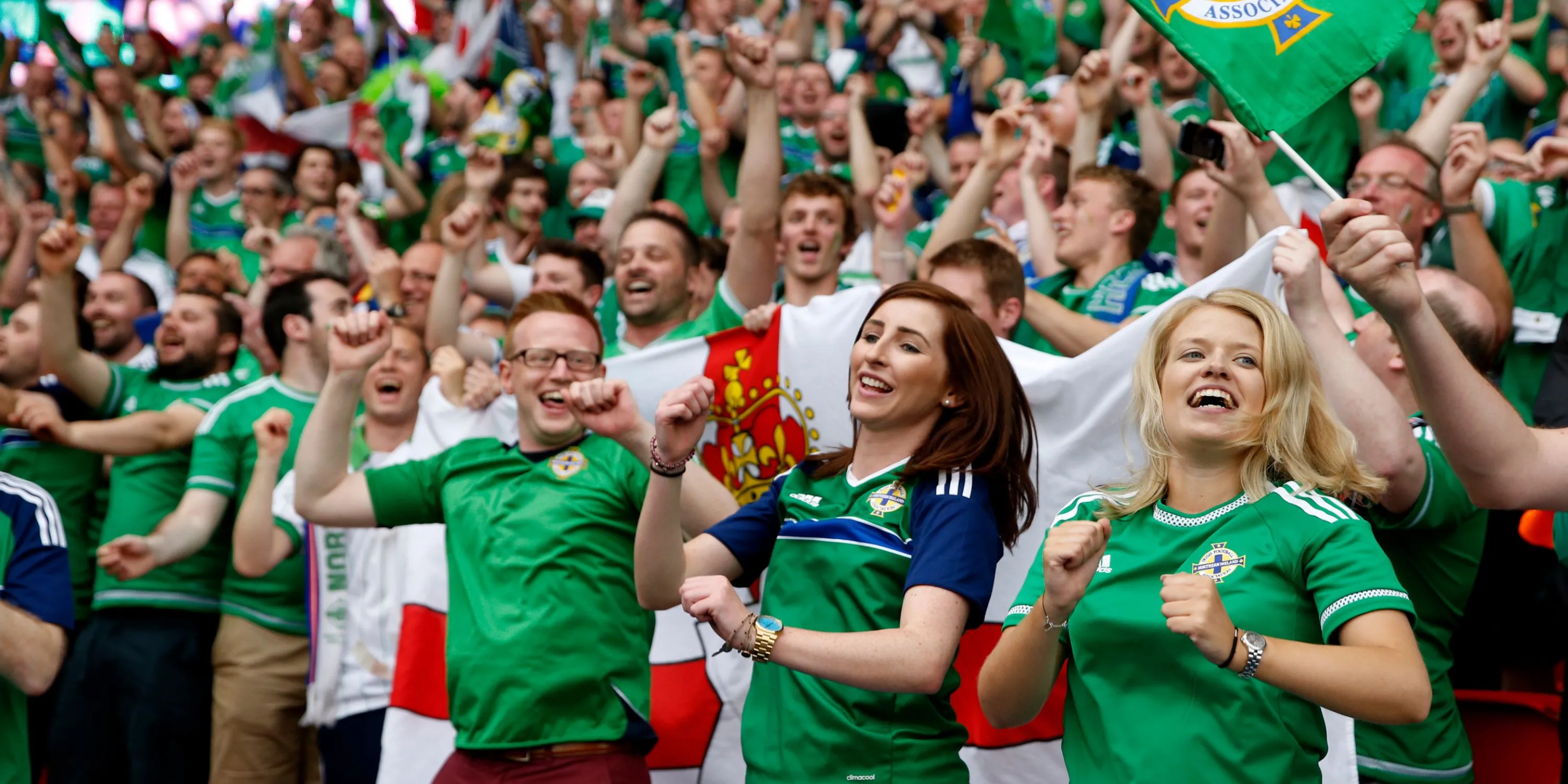 Người hâm mộ Bắc Ireland cổ vũ Will Grigg