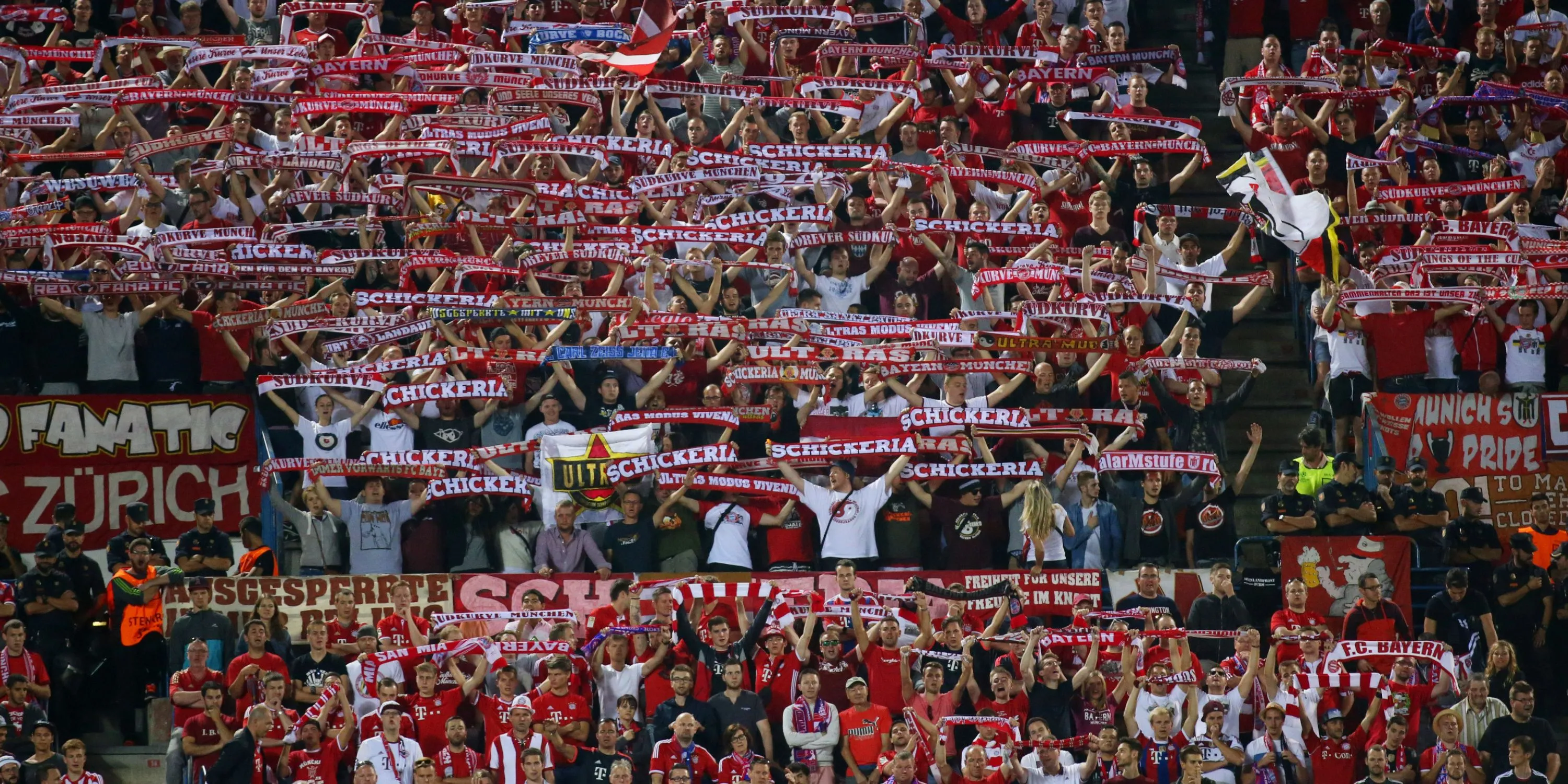 Người hâm mộ Bayern Munich giơ cao khăn và hát