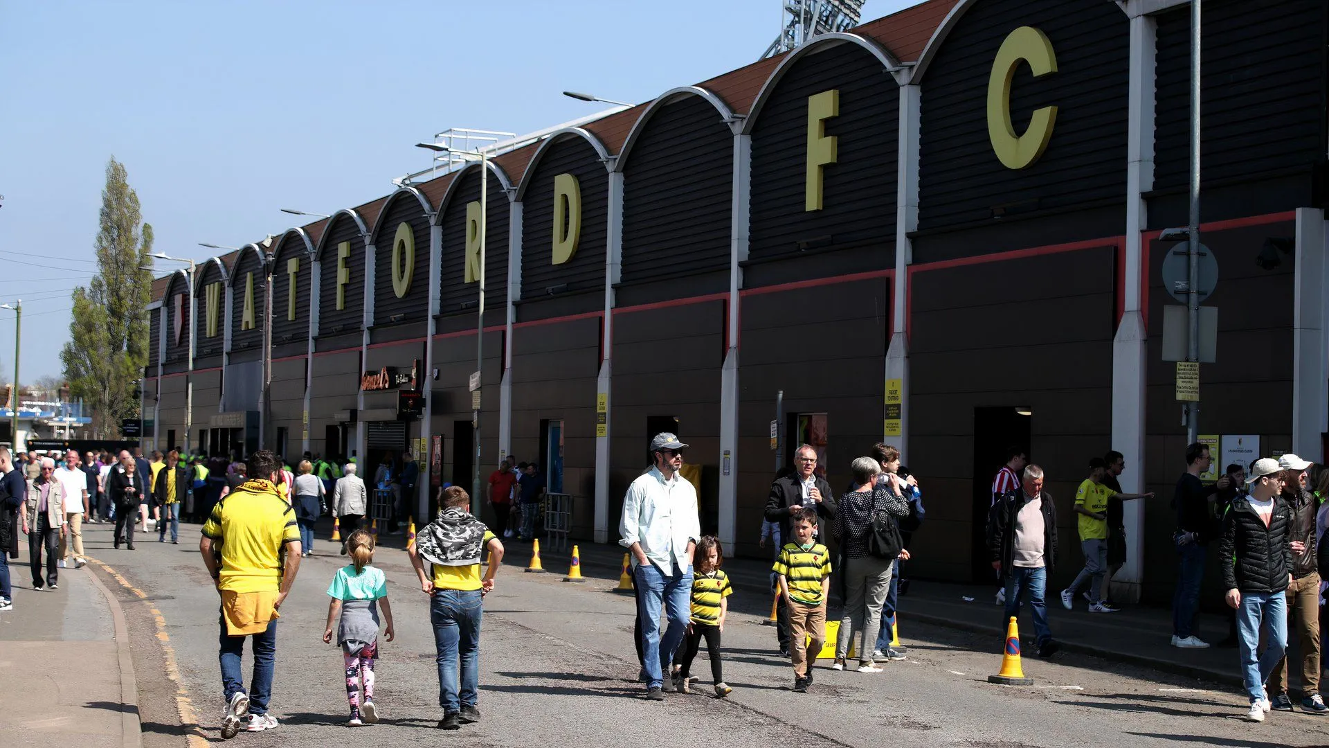 Người hâm mộ Watford FC cuồng nhiệt bên ngoài sân Vicarage Road