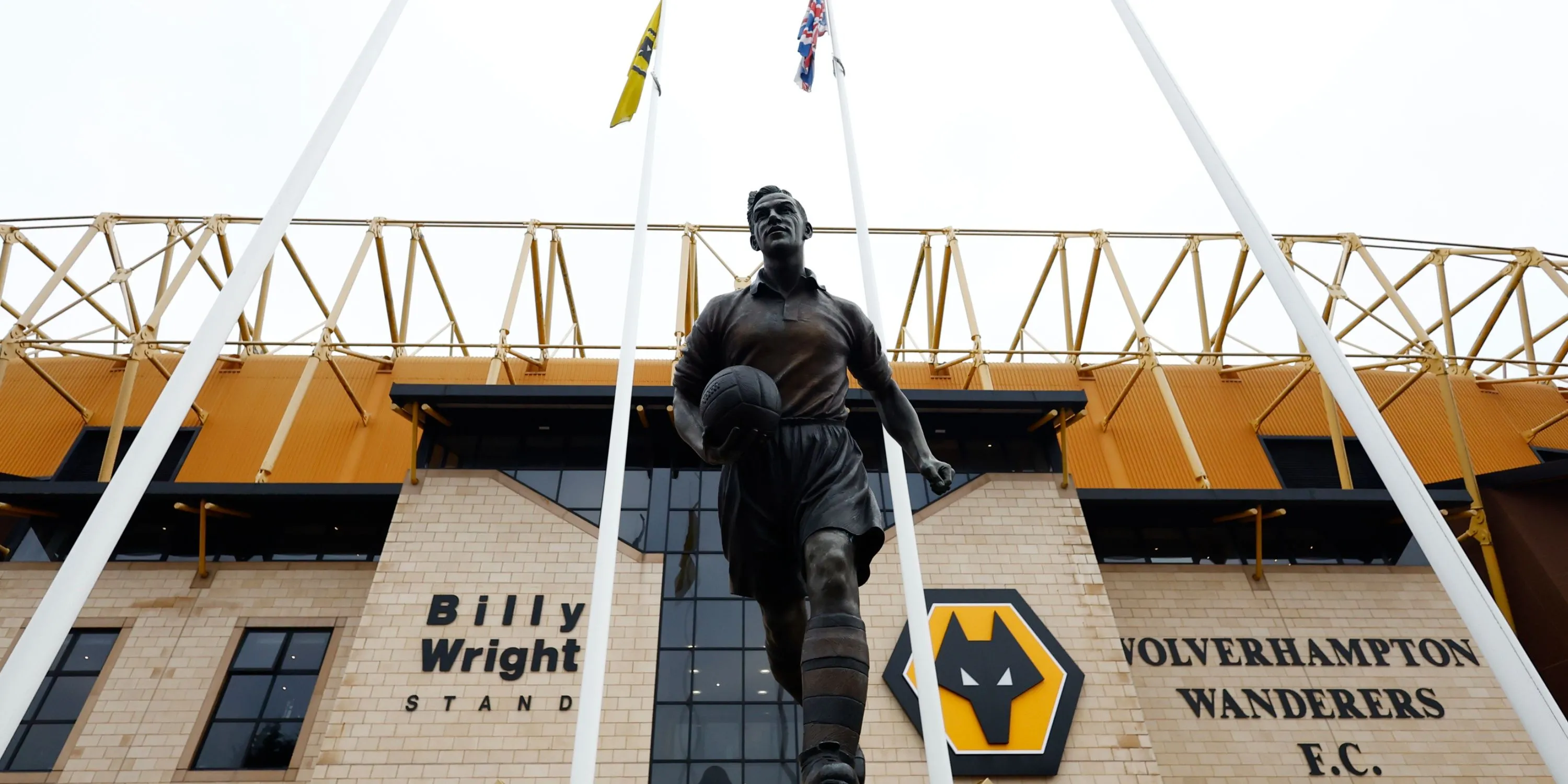 Sân Molineux rực rỡ màu vàng của Wolverhampton