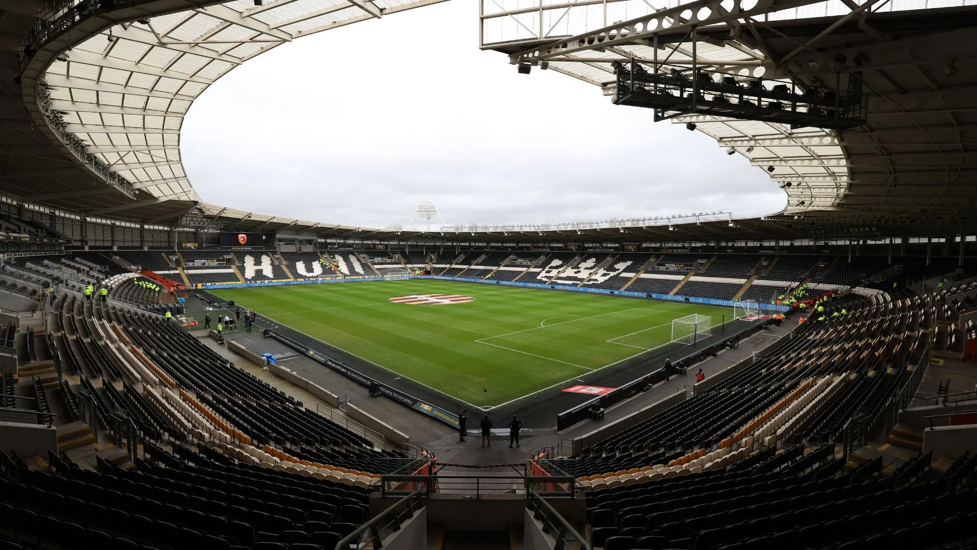 Sân vận động MKM của Hull City với khán đài trống