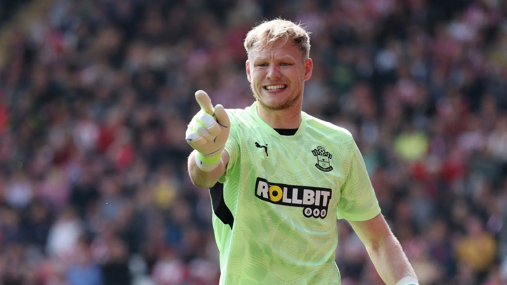 Thủ môn Aaron Ramsdale của Southampton đang thi đấu trên sân St Mary's.