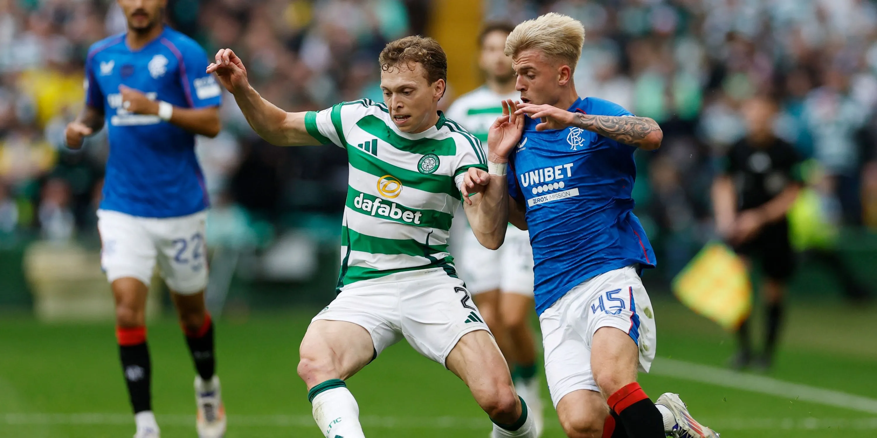 Tiền đạo trẻ Ross McCausland của Rangers trên sân cỏ